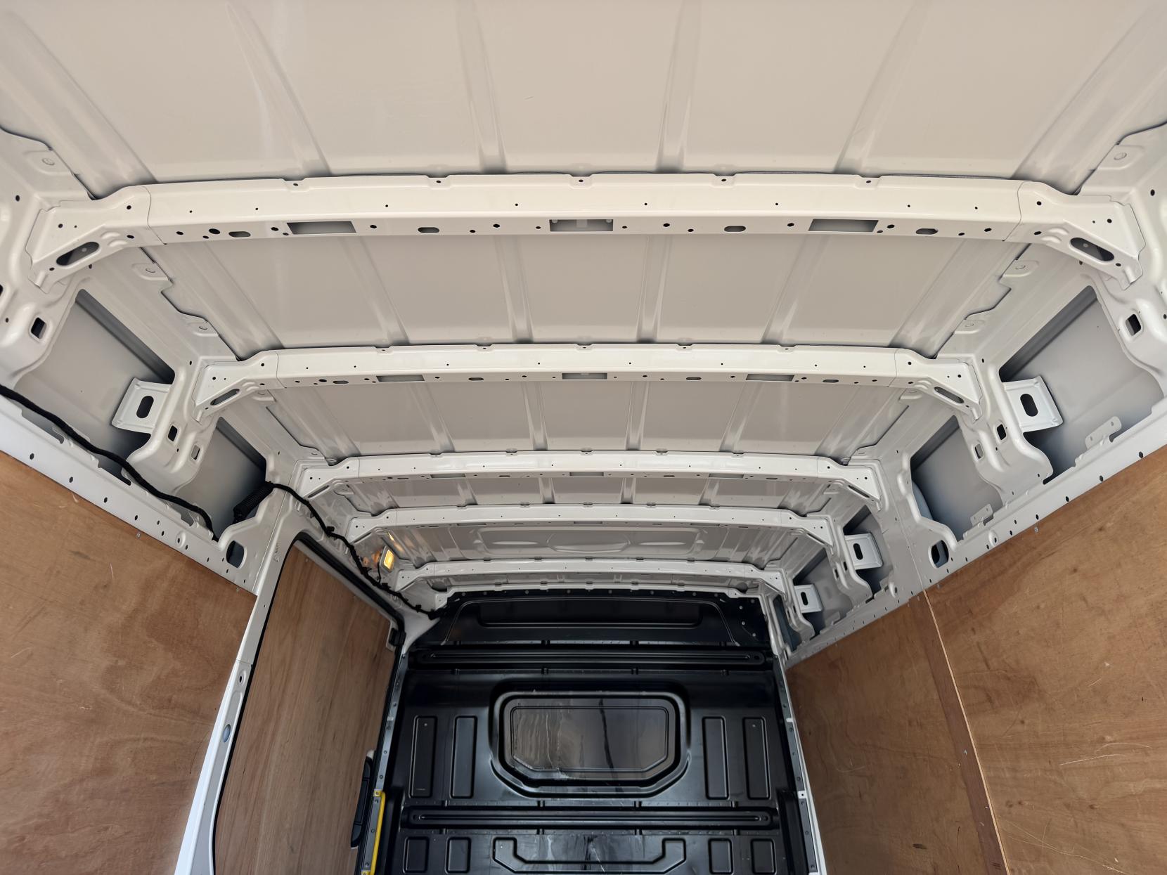 2022 Volkswagen Crafter 2.0 TDI CR35 Trendline Panel Van 5dr Diesel Manual FWD MWB Euro 6 (s/s) (140 ps) - Thumbnail 31