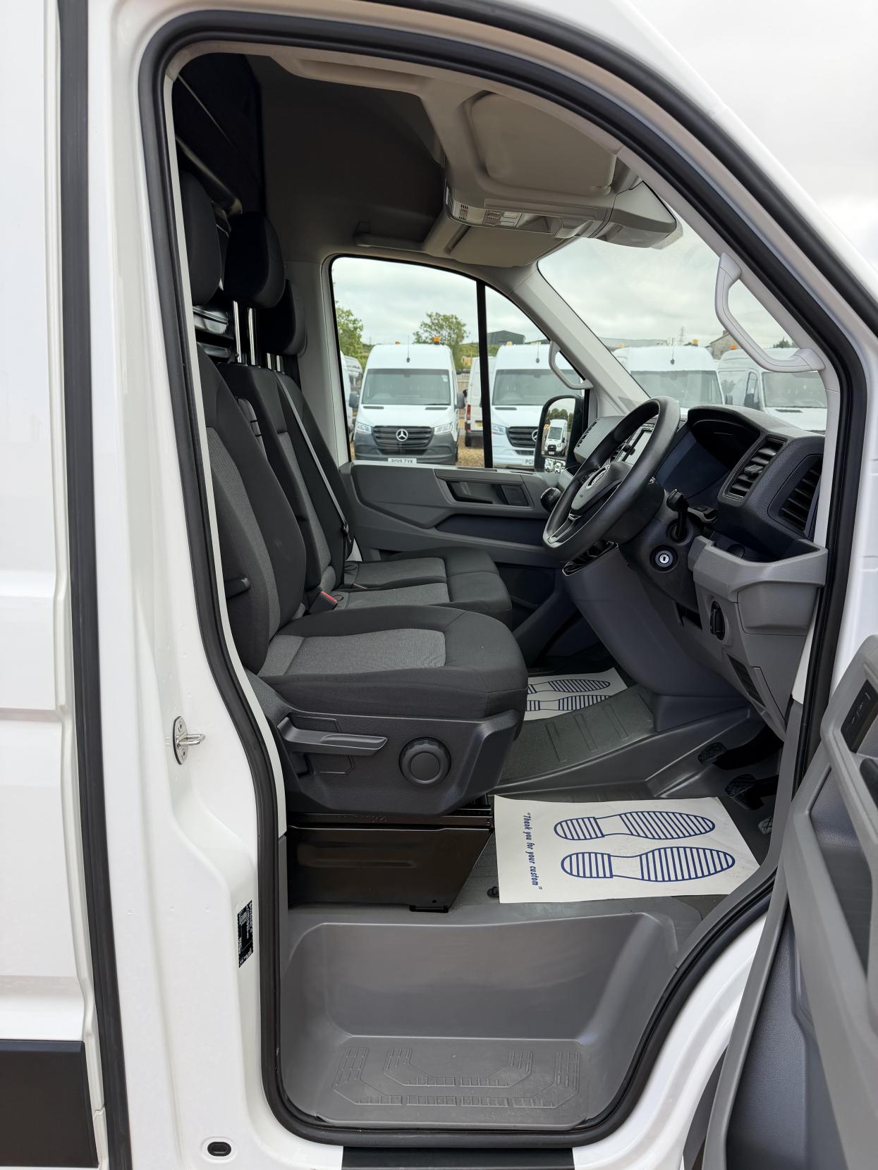 2022 Volkswagen Crafter 2.0 TDI CR35 Trendline Panel Van 5dr Diesel Manual FWD MWB Euro 6 (s/s) (140 ps) - Thumbnail 14