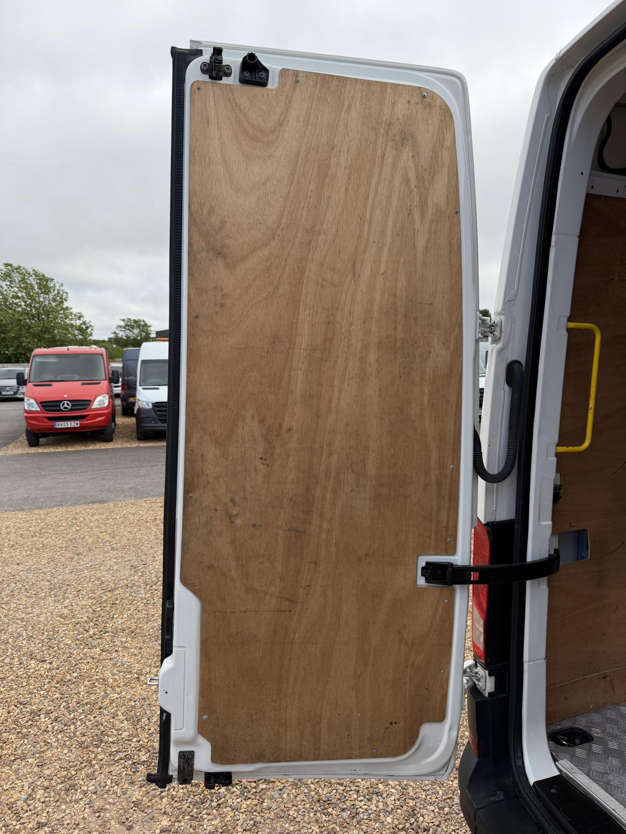 2022 Volkswagen Crafter 2.0 TDI CR35 Trendline Panel Van 5dr Diesel Manual FWD MWB Euro 6 (s/s) (140 ps) - Thumbnail 25