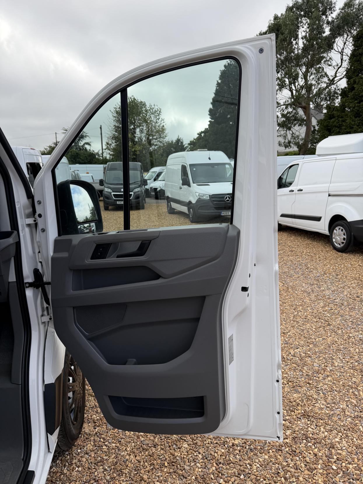 2022 Volkswagen Crafter 2.0 TDI CR35 Trendline Panel Van 5dr Diesel Manual FWD MWB Euro 6 (s/s) (140 ps) - Thumbnail 15