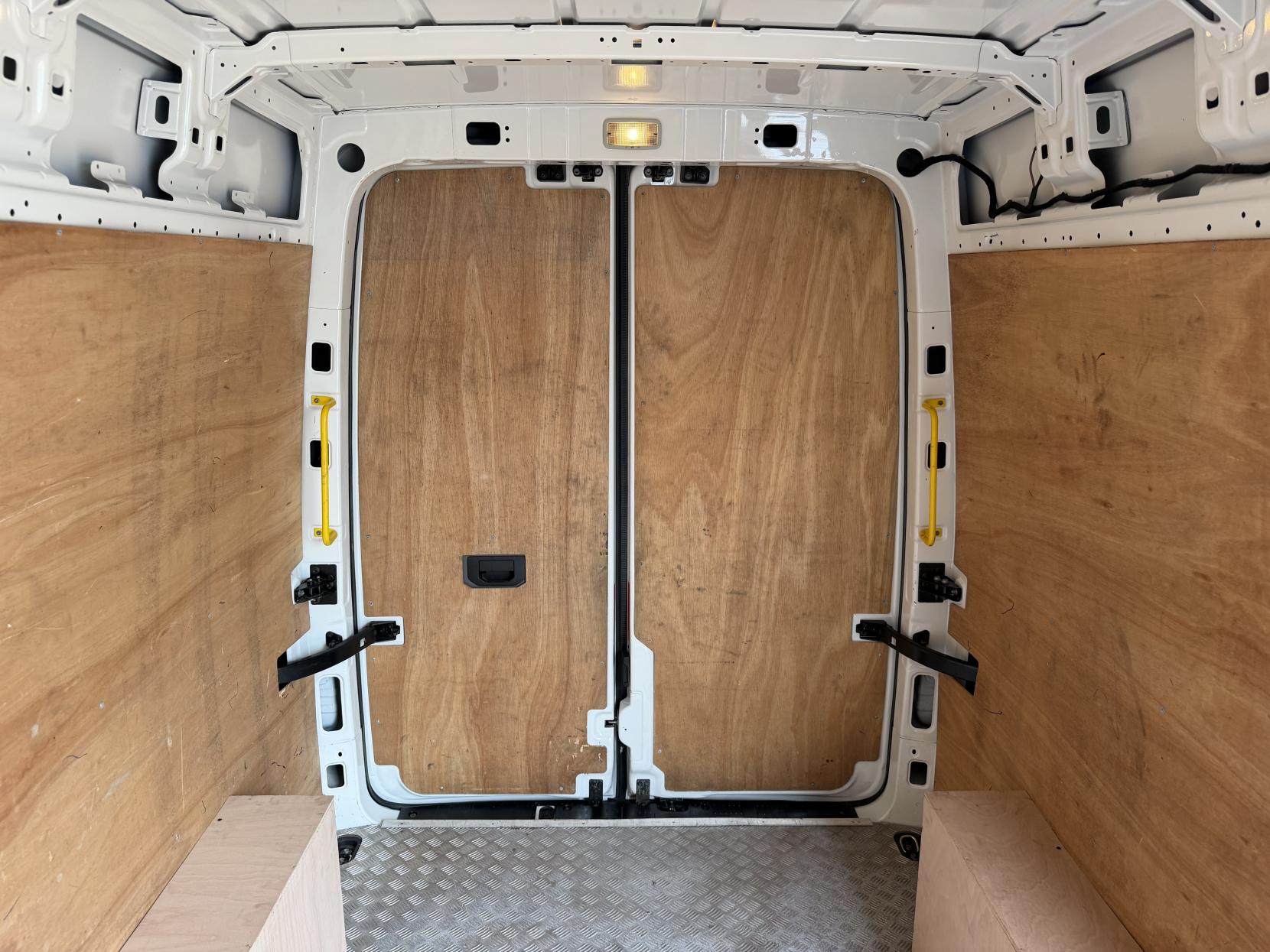 2022 Volkswagen Crafter 2.0 TDI CR35 Trendline Panel Van 5dr Diesel Manual FWD MWB Euro 6 (s/s) (140 ps) - Thumbnail 23
