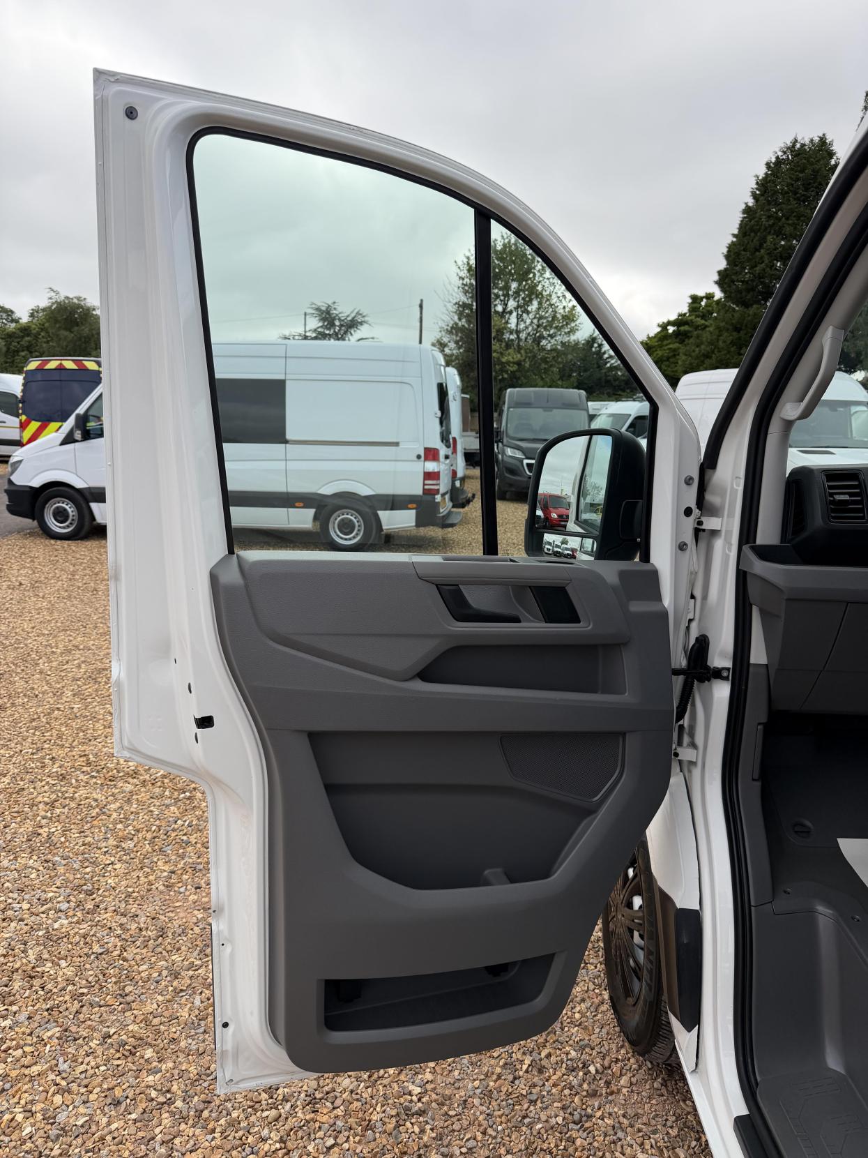2022 Volkswagen Crafter 2.0 TDI CR35 Trendline Panel Van 5dr Diesel Manual FWD MWB Euro 6 (s/s) (140 ps) - Thumbnail 17
