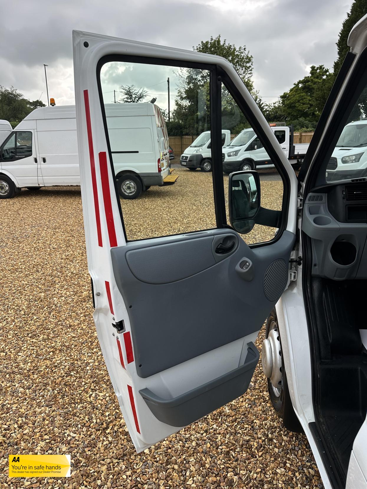 Ford Transit 2.2 TDCi 350 Chassis Cab 4dr Diesel Manual RWD L4 (DRW) (123 bhp)