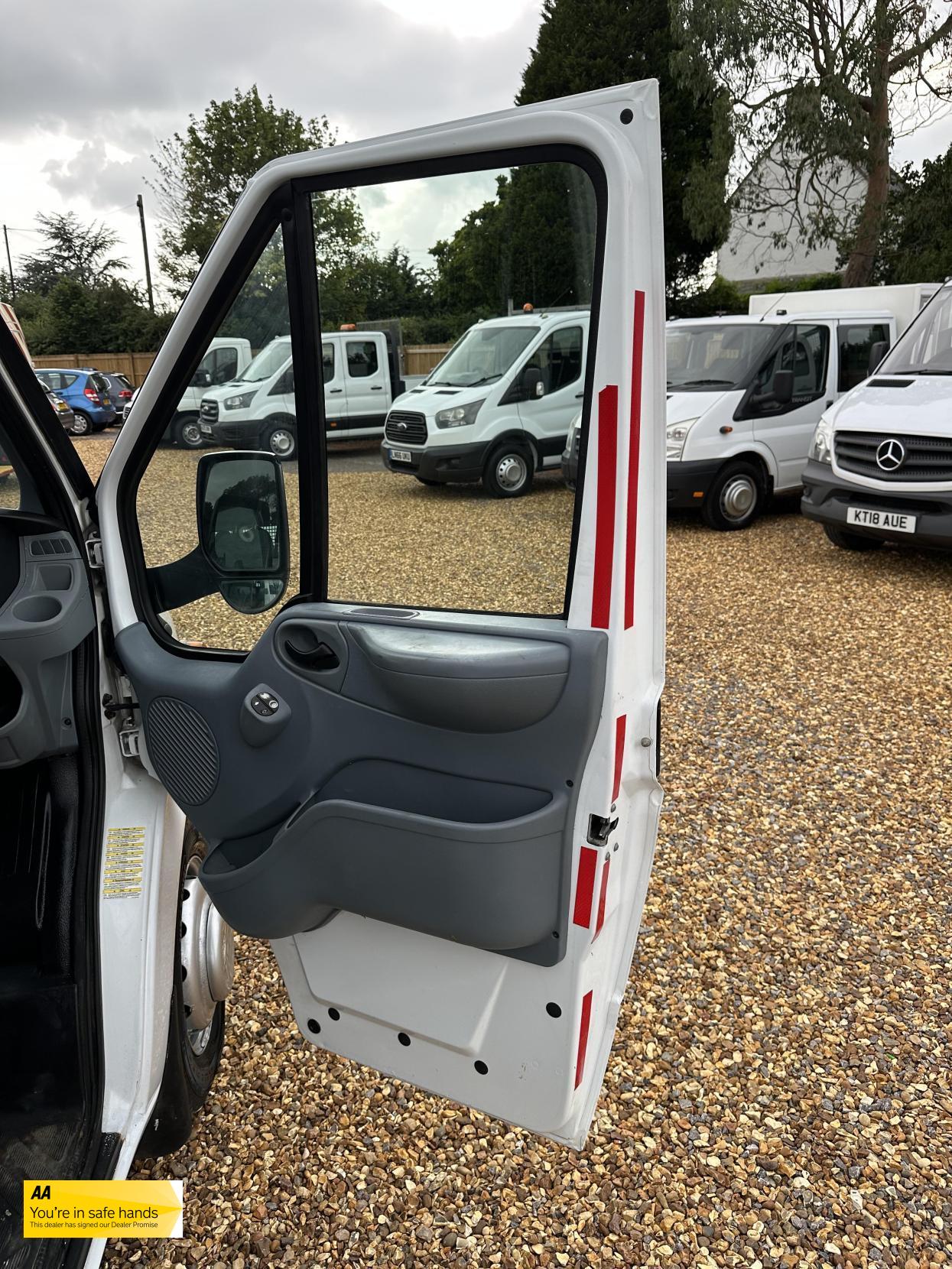 Ford Transit 2.2 TDCi 350 Chassis Cab 4dr Diesel Manual RWD L4 (DRW) (123 bhp)