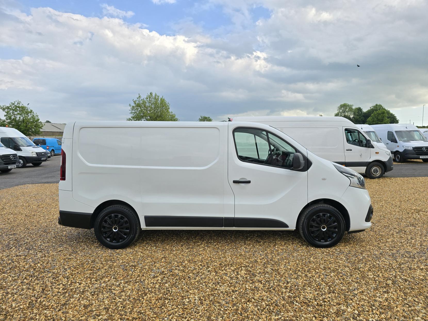 Renault Trafic 1.6 dCi ENERGY 27 Business+ Panel Van 5dr Diesel Manual SWB Standard Roof Euro 6 (s/s) (125 ps)