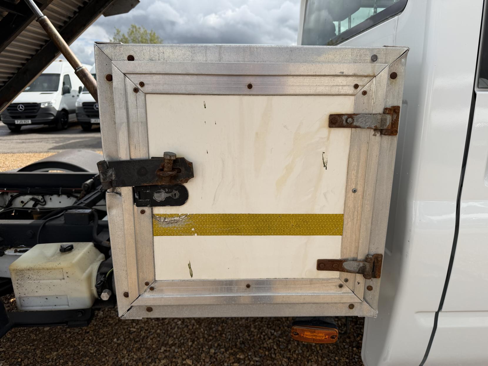 2010 Ford Transit 2.4 TDCi 350 Duratorq Chassis Cab 4dr Diesel Manual RWD L3 (DRW, DPF, 6Spd) (98 bhp) - Thumbnail 45