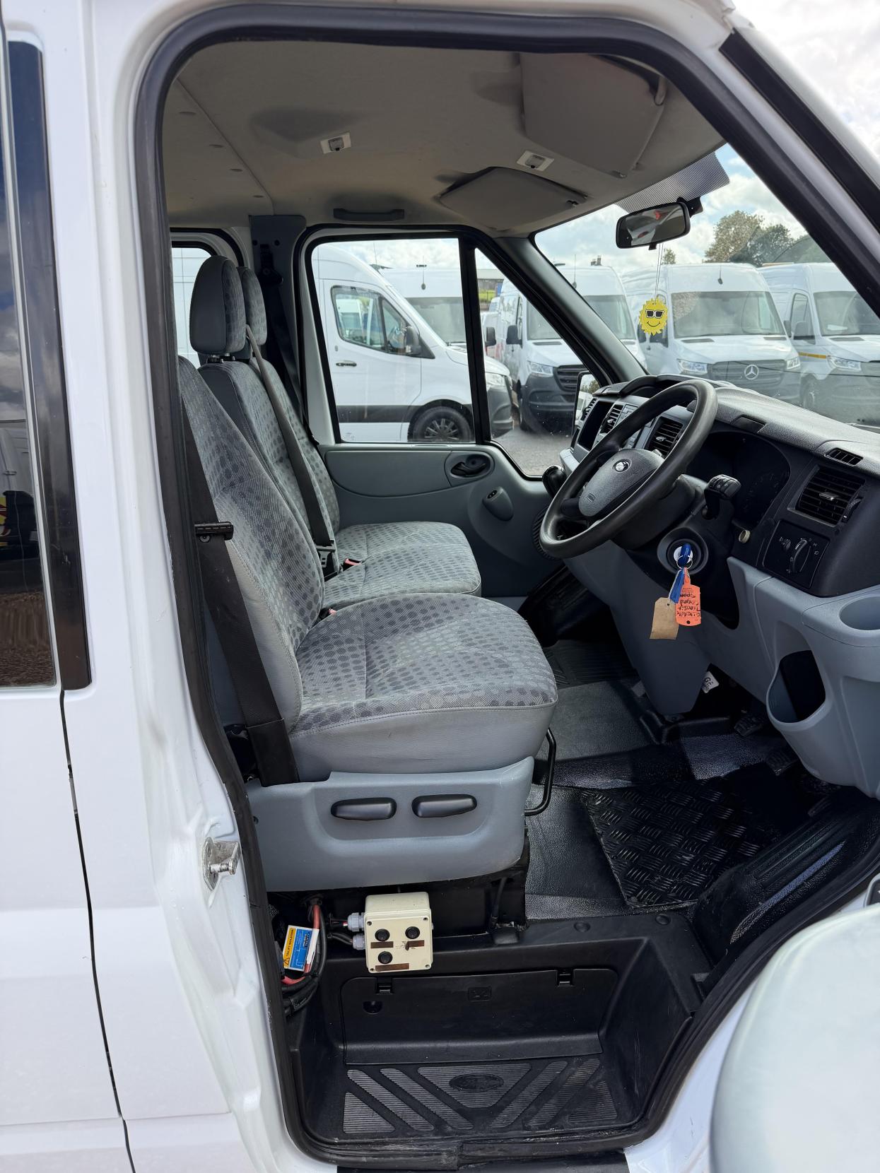 2010 Ford Transit 2.4 TDCi 350 Duratorq Chassis Cab 4dr Diesel Manual RWD L3 (DRW, DPF, 6Spd) (98 bhp) - Thumbnail 18