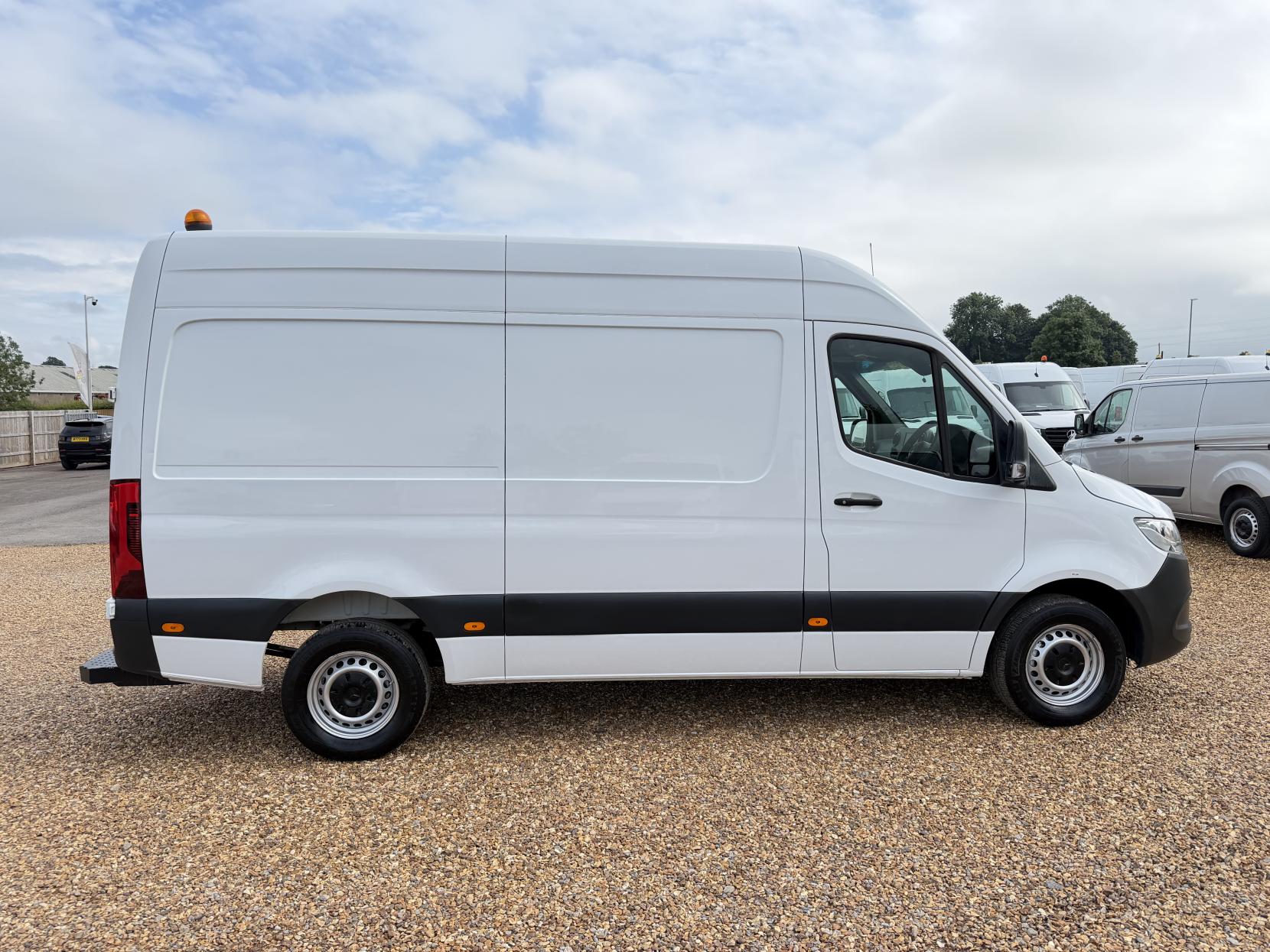 2019 Mercedes-Benz Sprinter 2.1 316 CDI Panel Van 5dr Diesel G-Tronic+ RWD L2 H2 Euro 6 (163 ps) - Thumbnail 11