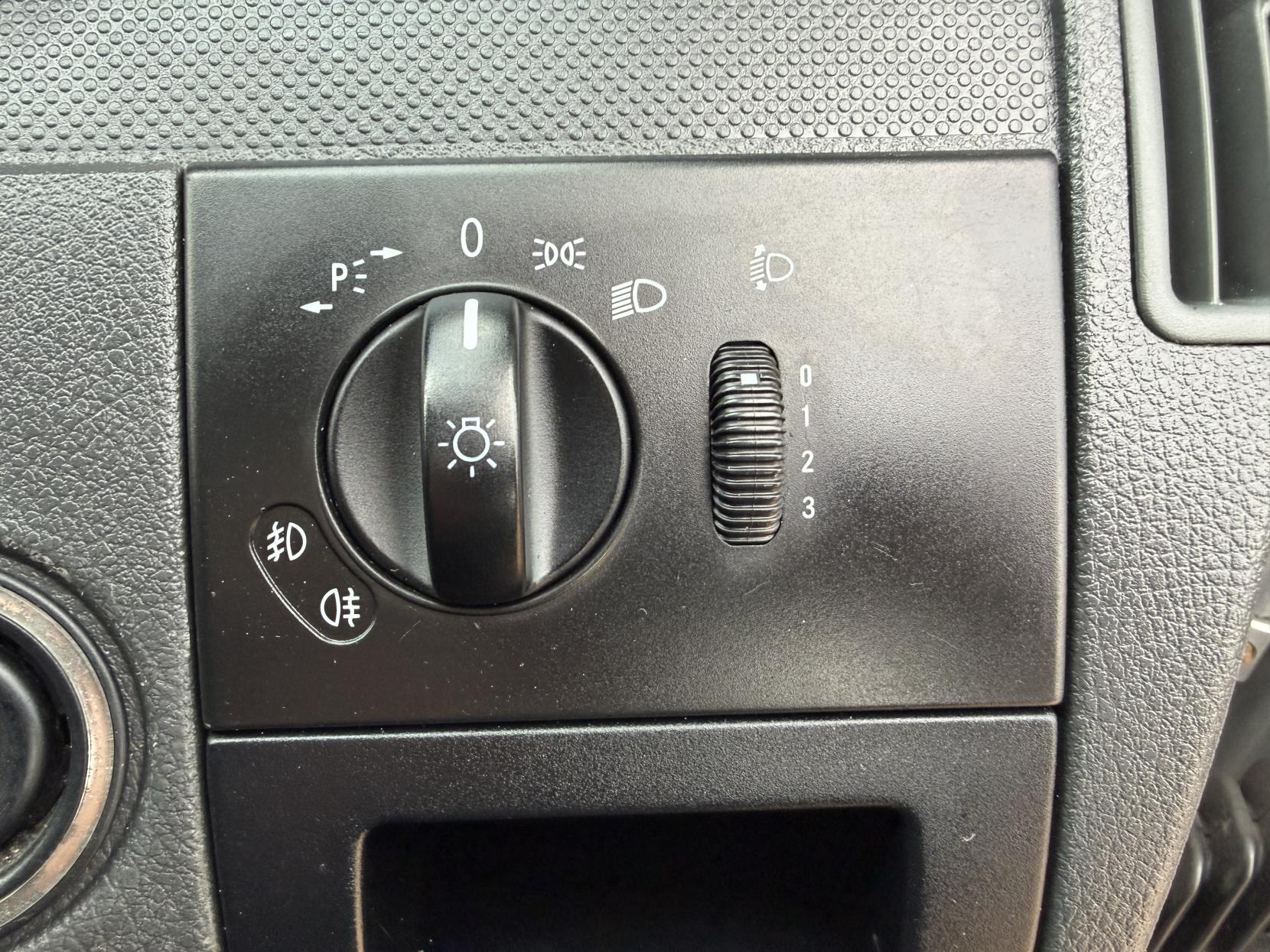 Mercedes-Benz Vito 2.1 110 CDi BlueEFFICIENCY Shuttle Minibus 5dr Diesel Manual L1 (198 g/km, 95 bhp)