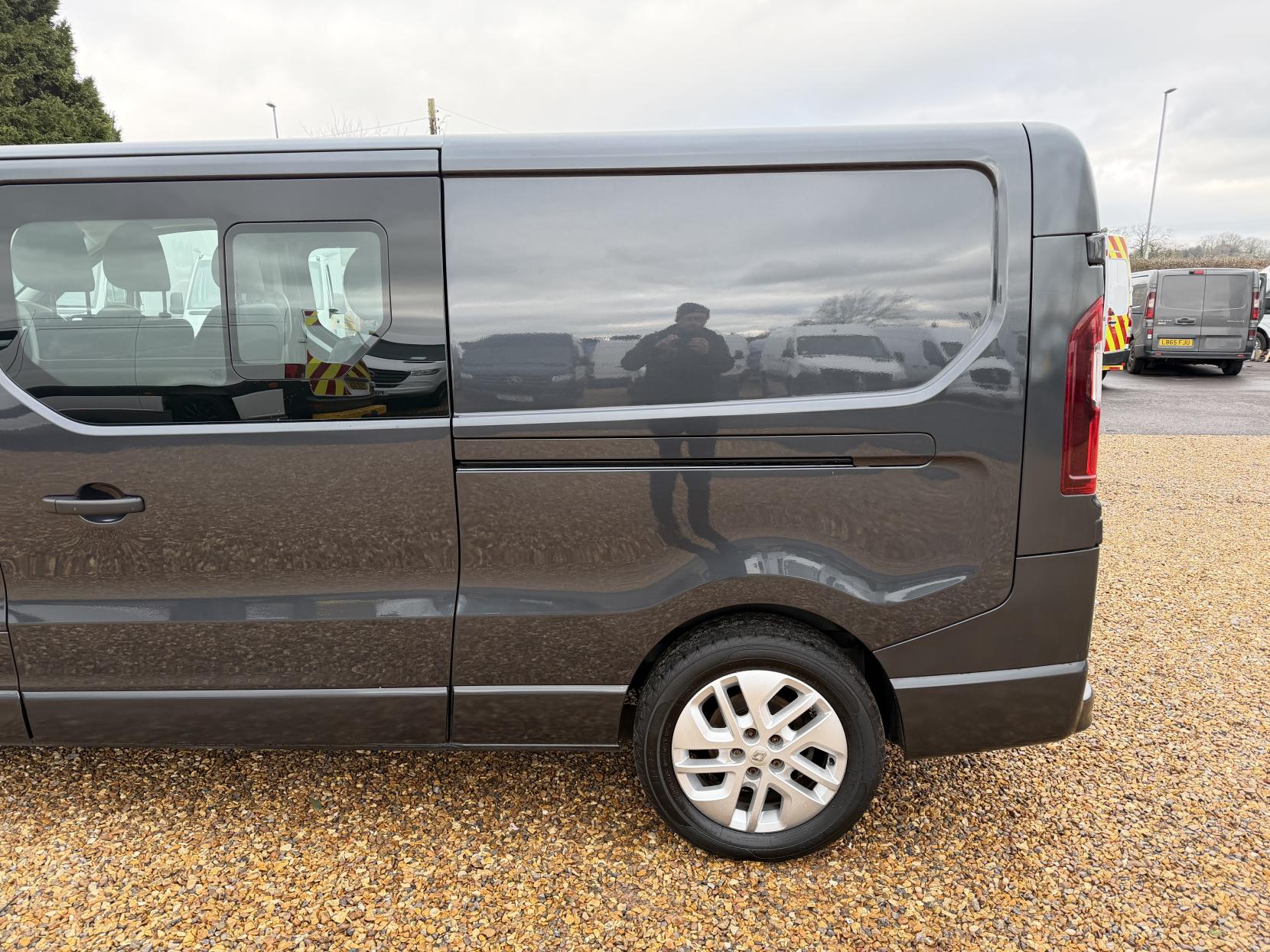 Renault Trafic 2.0 dCi ENERGY 30 Sport Nav Crew Van Double Cab 6dr Diesel Manual LWB Euro 6 (s/s) (145 ps)