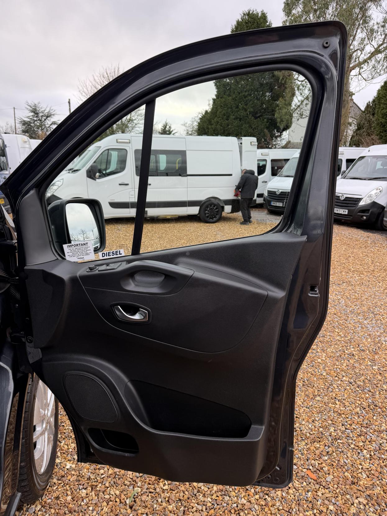 Renault Trafic 2.0 dCi ENERGY 30 Sport Nav Crew Van Double Cab 6dr Diesel Manual LWB Euro 6 (s/s) (145 ps)