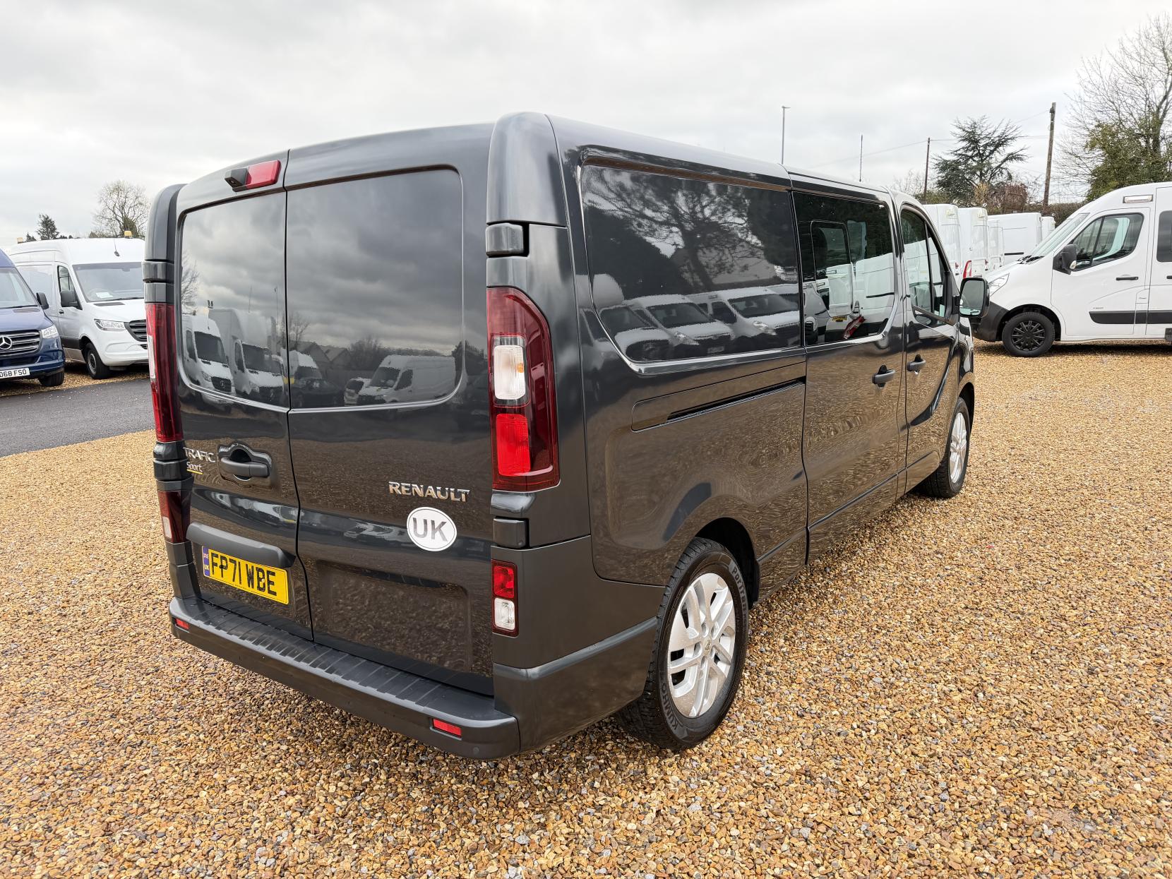 Renault Trafic 2.0 dCi ENERGY 30 Sport Nav Crew Van Double Cab 6dr Diesel Manual LWB Euro 6 (s/s) (145 ps)