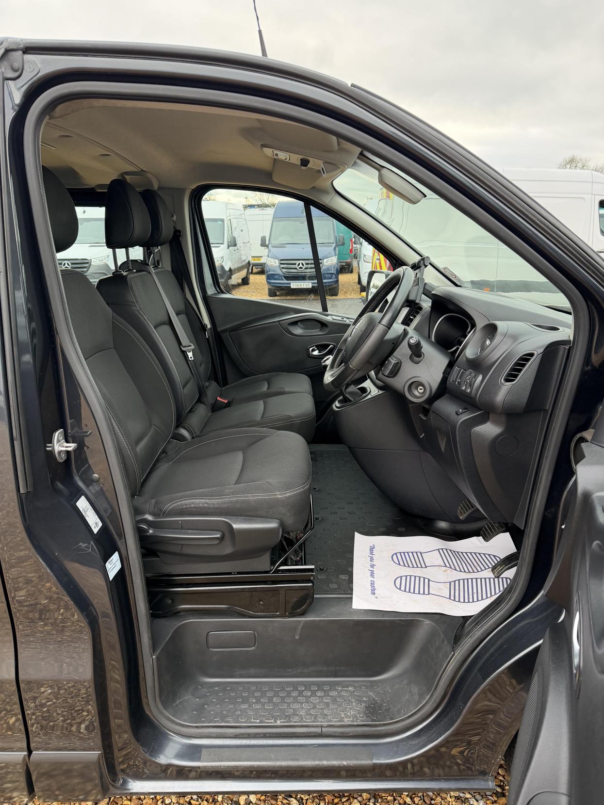 Renault Trafic 2.0 dCi ENERGY 30 Sport Nav Crew Van Double Cab 6dr Diesel Manual LWB Euro 6 (s/s) (145 ps)