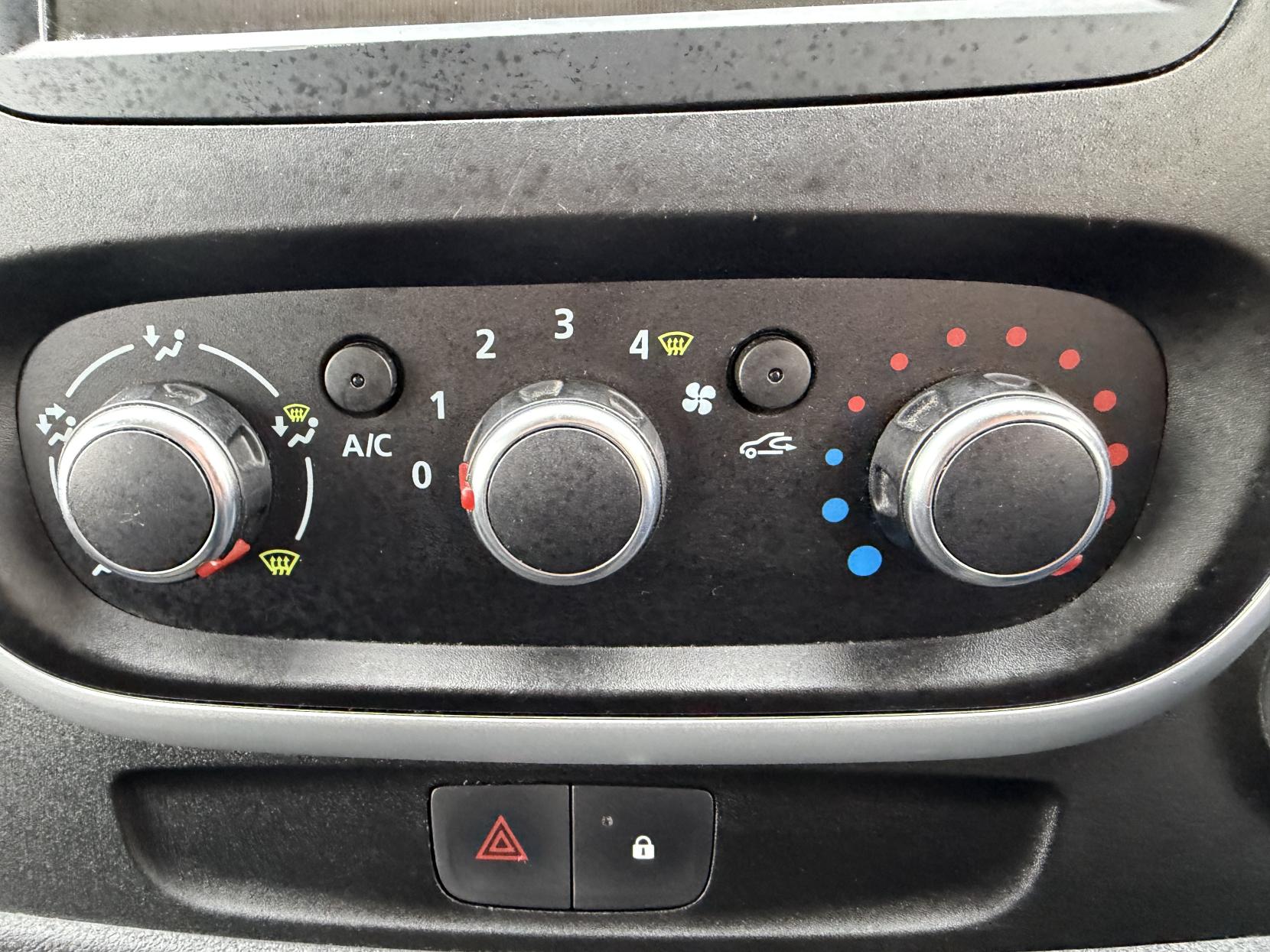 Renault Trafic 2.0 dCi ENERGY 30 Sport Nav Crew Van Double Cab 6dr Diesel Manual LWB Euro 6 (s/s) (145 ps)