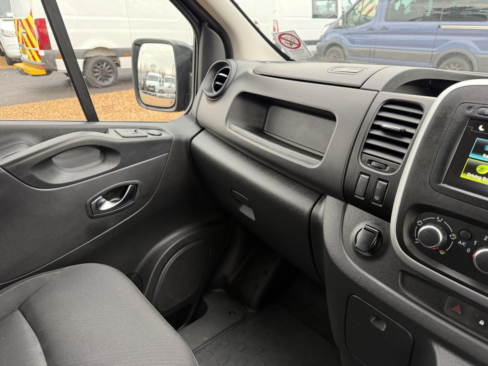 Renault Trafic 2.0 dCi ENERGY 30 Sport Nav Crew Van Double Cab 6dr Diesel Manual LWB Euro 6 (s/s) (145 ps)