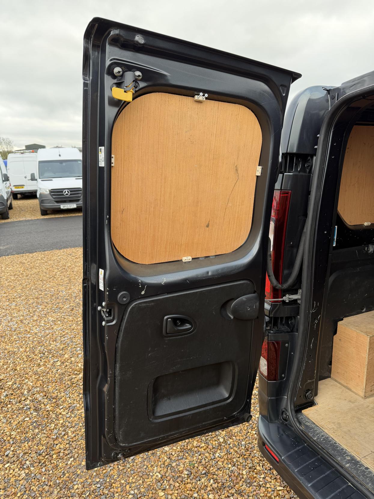 Renault Trafic 2.0 dCi ENERGY 30 Sport Nav Crew Van Double Cab 6dr Diesel Manual LWB Euro 6 (s/s) (145 ps)