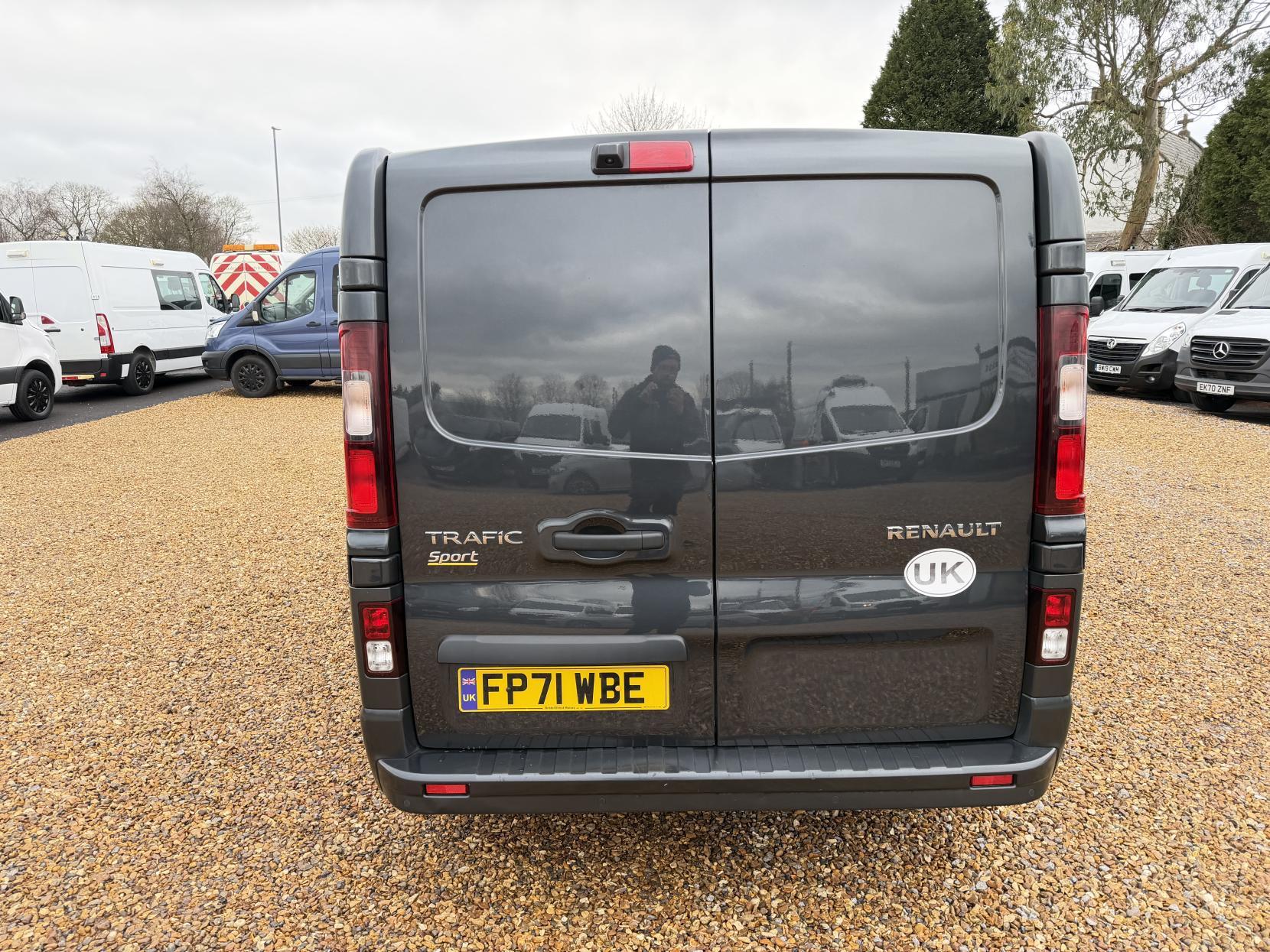 Renault Trafic 2.0 dCi ENERGY 30 Sport Nav Crew Van Double Cab 6dr Diesel Manual LWB Euro 6 (s/s) (145 ps)