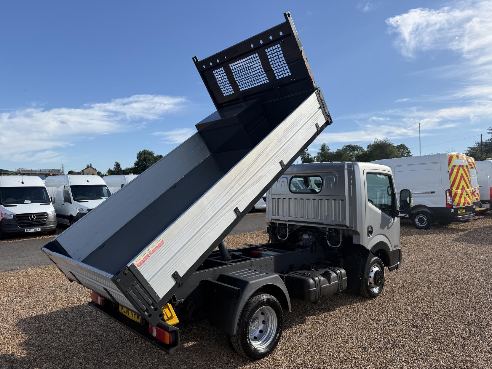 2014 Nissan NT400 Cabstar 2.5 dCi 35.14 Tipper 2dr Diesel Manual L1 H1 (238 g/km, 136 bhp) - Thumbnail 11