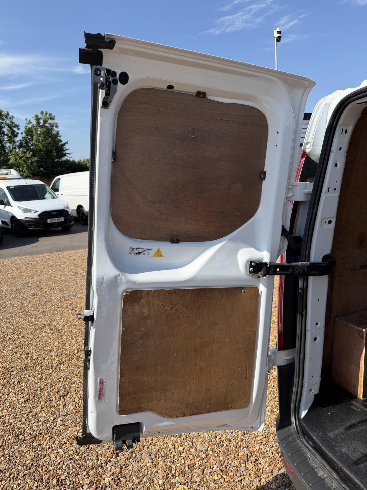2016 Ford Transit Custom 2.2 TDCi 270 Trend Panel Van 5dr Diesel Manual L1 H1 (186 g/km, 123 bhp) - Thumbnail 27