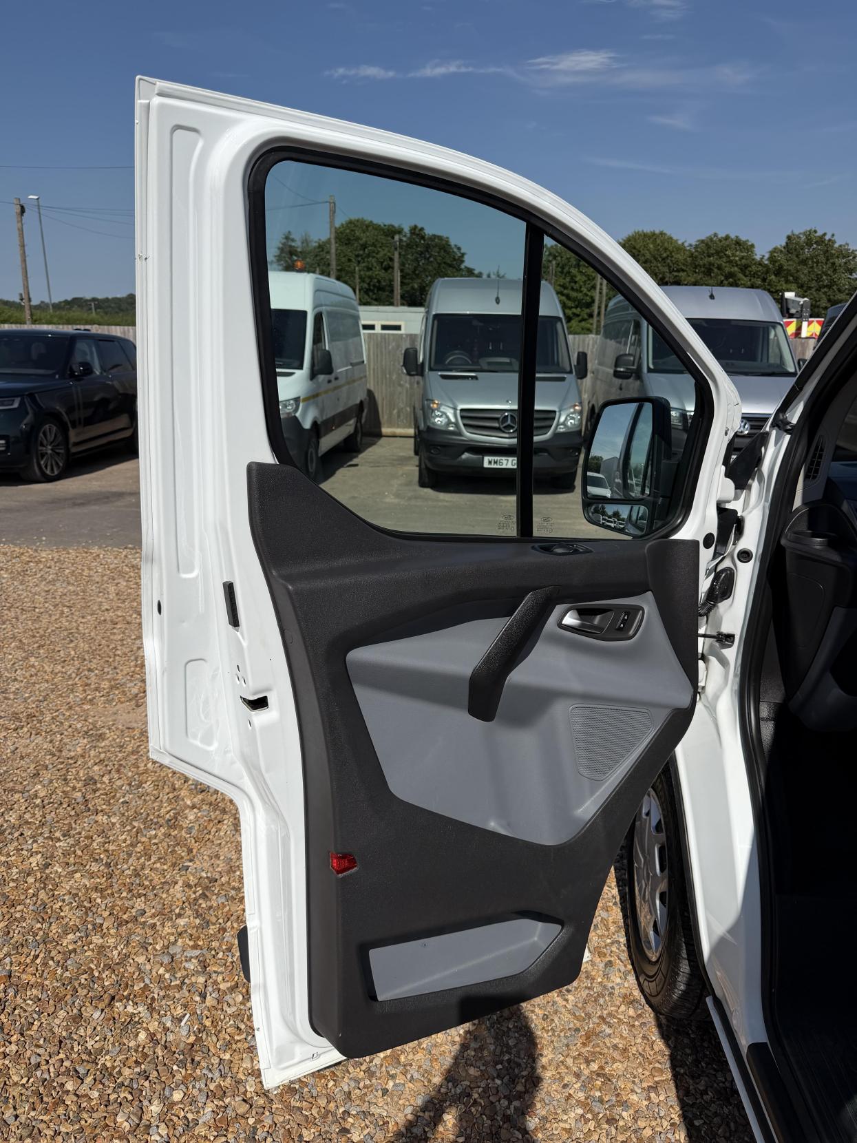 2016 Ford Transit Custom 2.2 TDCi 270 Trend Panel Van 5dr Diesel Manual L1 H1 (186 g/km, 123 bhp) - Thumbnail 19