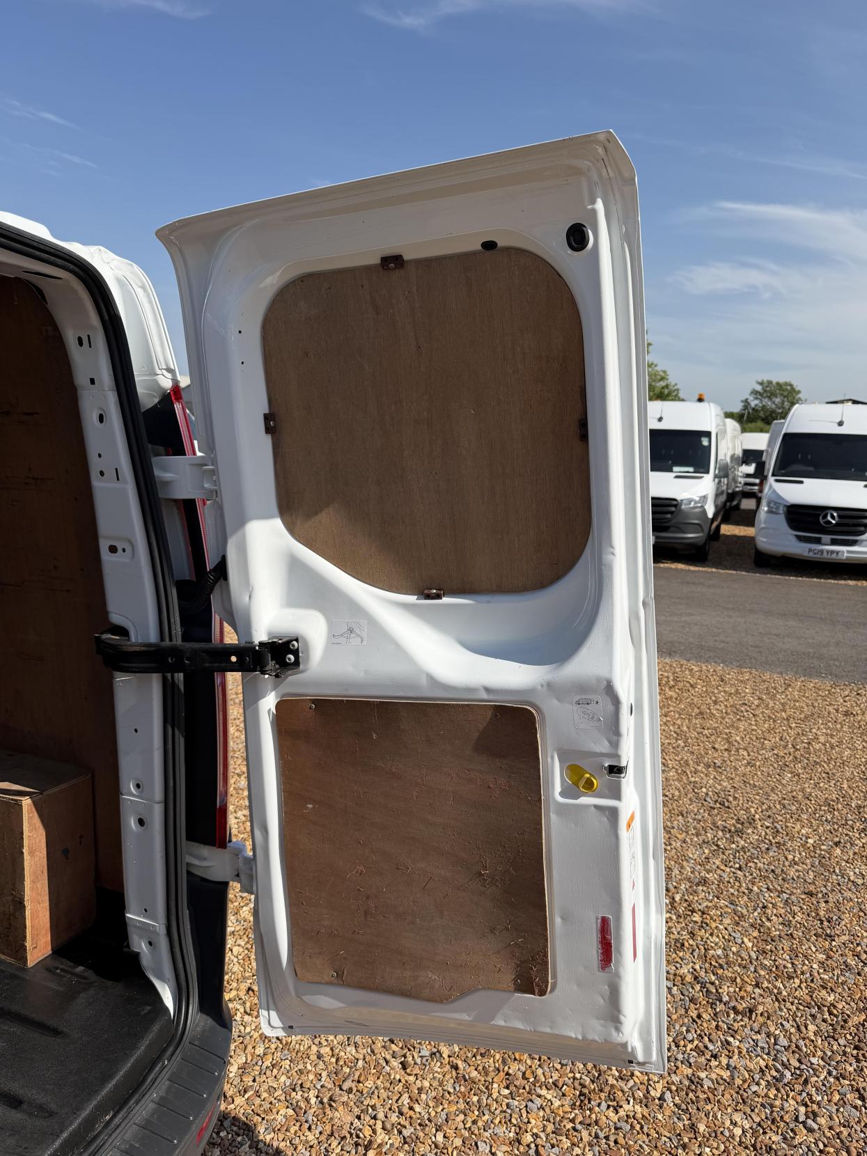 2016 Ford Transit Custom 2.2 TDCi 270 Trend Panel Van 5dr Diesel Manual L1 H1 (186 g/km, 123 bhp) - Thumbnail 29