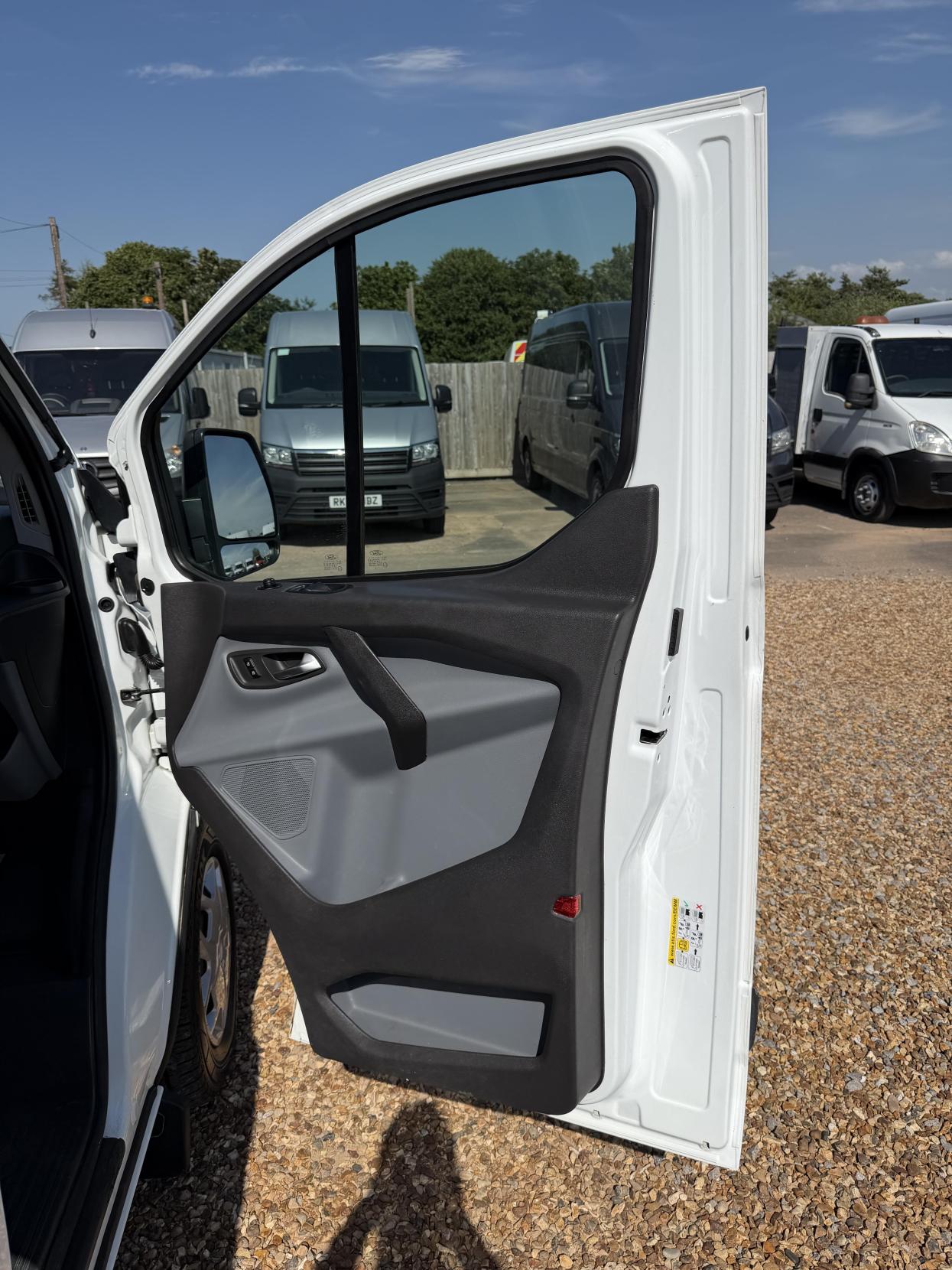 2016 Ford Transit Custom 2.2 TDCi 270 Trend Panel Van 5dr Diesel Manual L1 H1 (186 g/km, 123 bhp) - Thumbnail 16