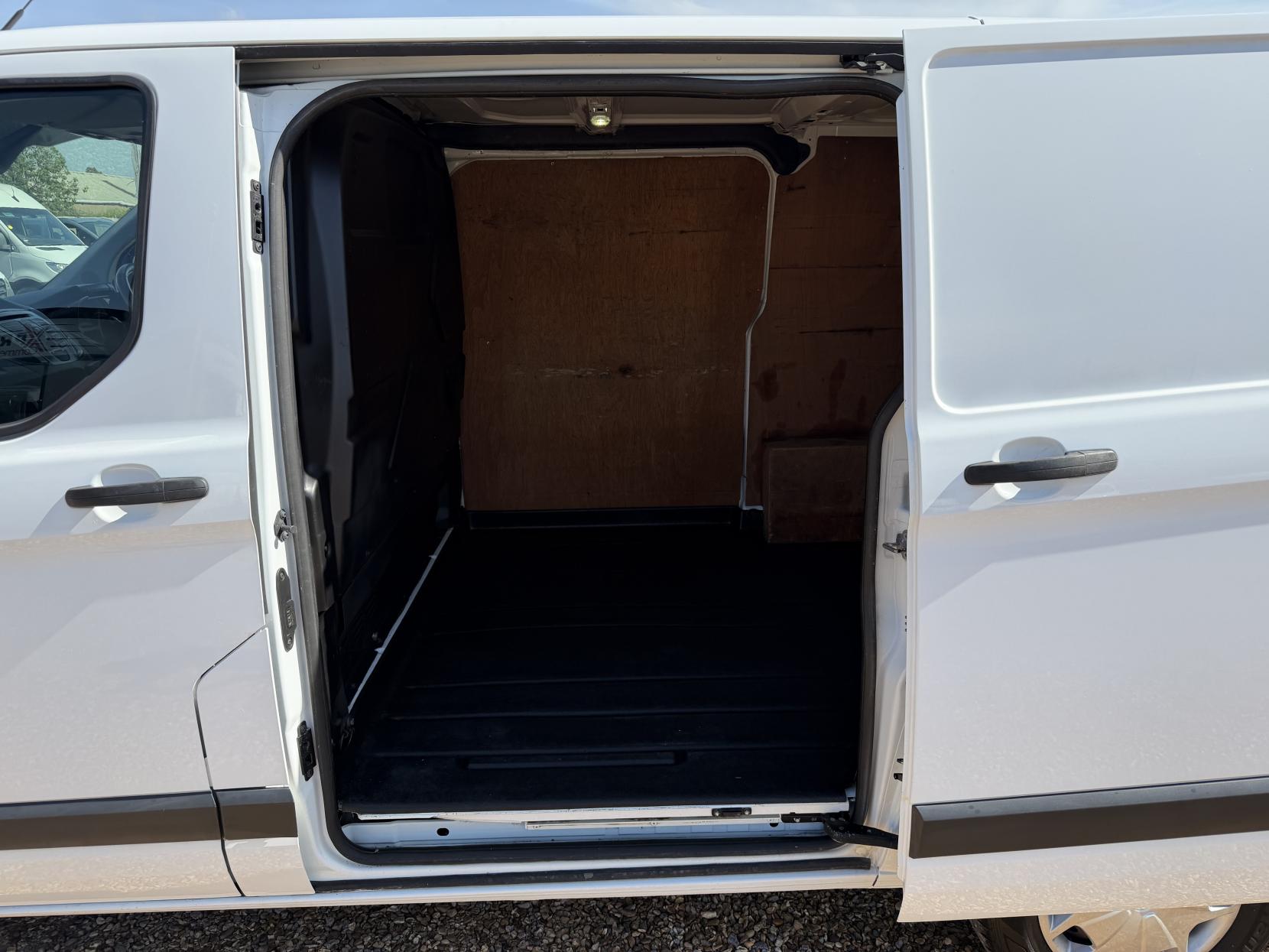 2016 Ford Transit Custom 2.2 TDCi 270 Trend Panel Van 5dr Diesel Manual L1 H1 (186 g/km, 123 bhp) - Thumbnail 22