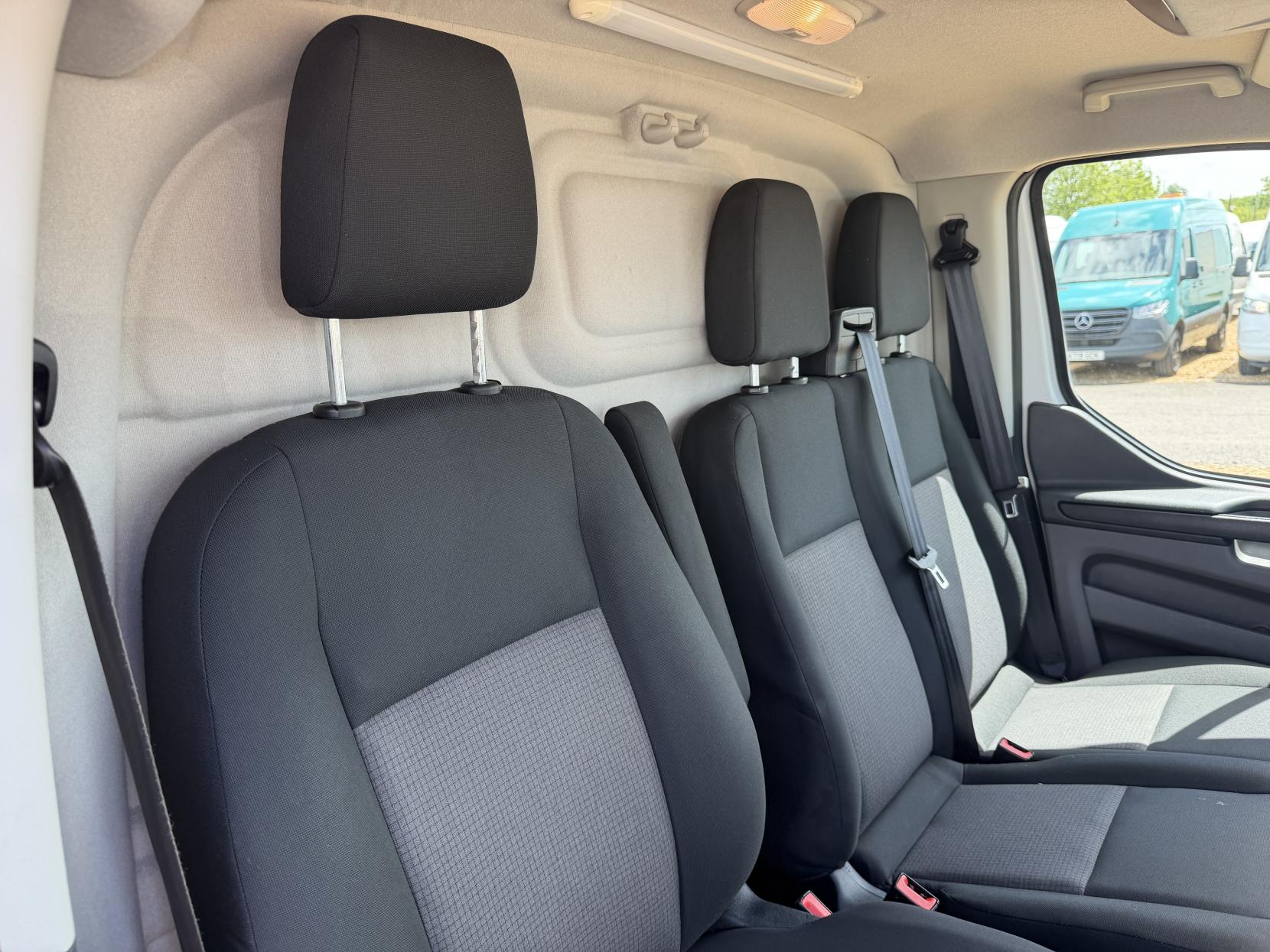 2019 Ford Transit Custom 2.0 320 EcoBlue Panel Van 5dr Diesel Manual L2 H2 Euro 6 (130 ps) - Thumbnail 15