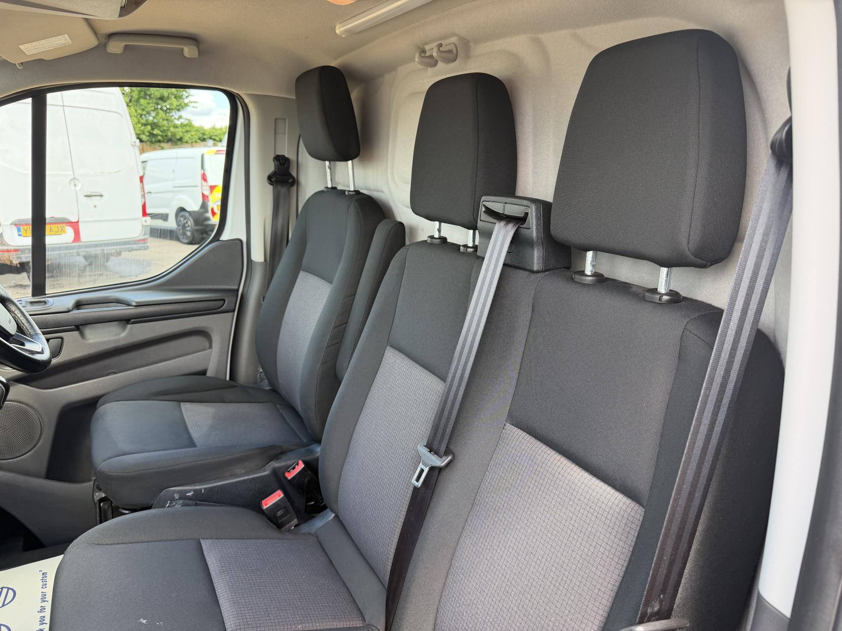 2019 Ford Transit Custom 2.0 320 EcoBlue Panel Van 5dr Diesel Manual L2 H2 Euro 6 (130 ps) - Thumbnail 17