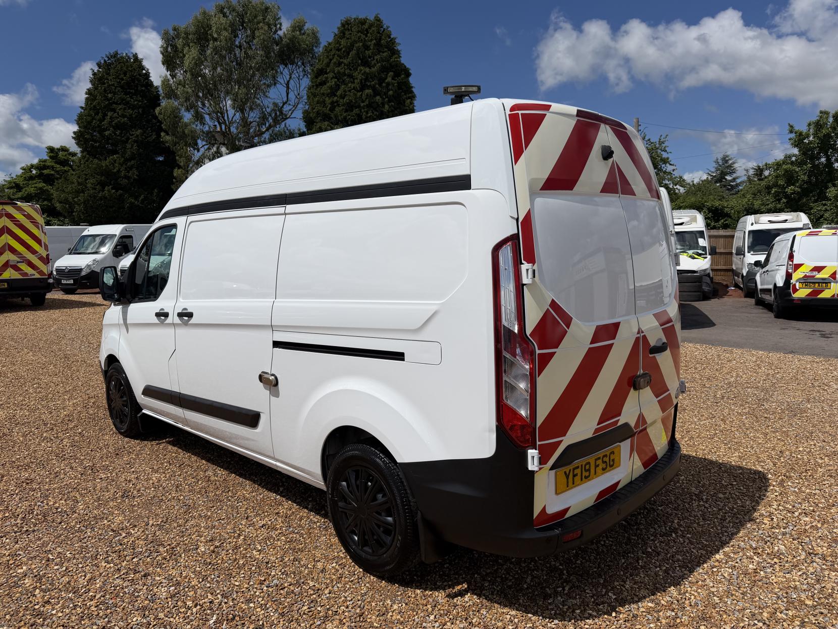 2019 Ford Transit Custom 2.0 320 EcoBlue Panel Van 5dr Diesel Manual L2 H2 Euro 6 (130 ps) - Thumbnail 9