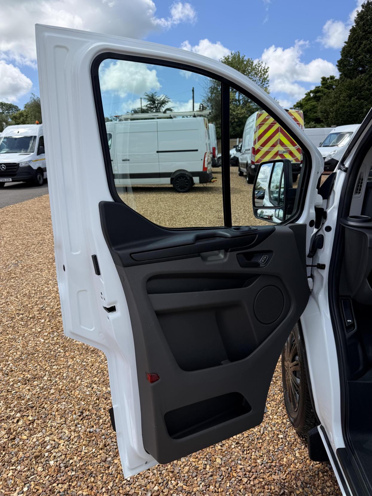 2019 Ford Transit Custom 2.0 320 EcoBlue Panel Van 5dr Diesel Manual L2 H2 Euro 6 (130 ps) - Thumbnail 16