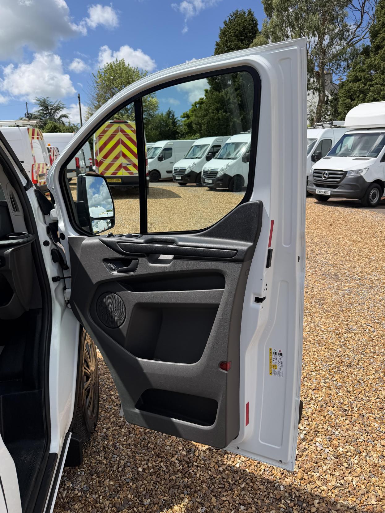 2019 Ford Transit Custom 2.0 320 EcoBlue Panel Van 5dr Diesel Manual L2 H2 Euro 6 (130 ps) - Thumbnail 14