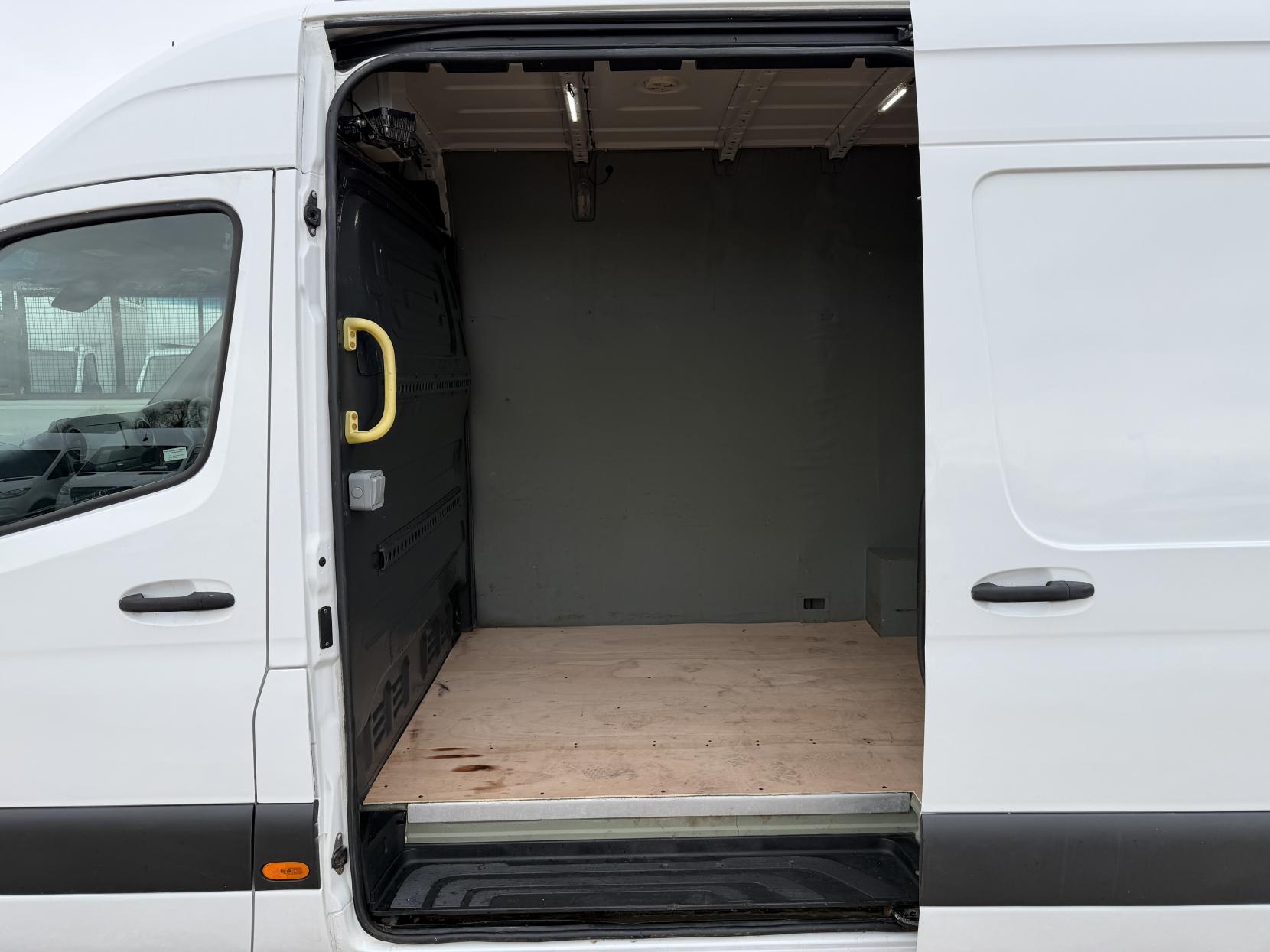 Mercedes-Benz Sprinter 2.1 316 CDI Panel Van 5dr Diesel Manual RWD L2 H2 Euro 6 (163 ps)