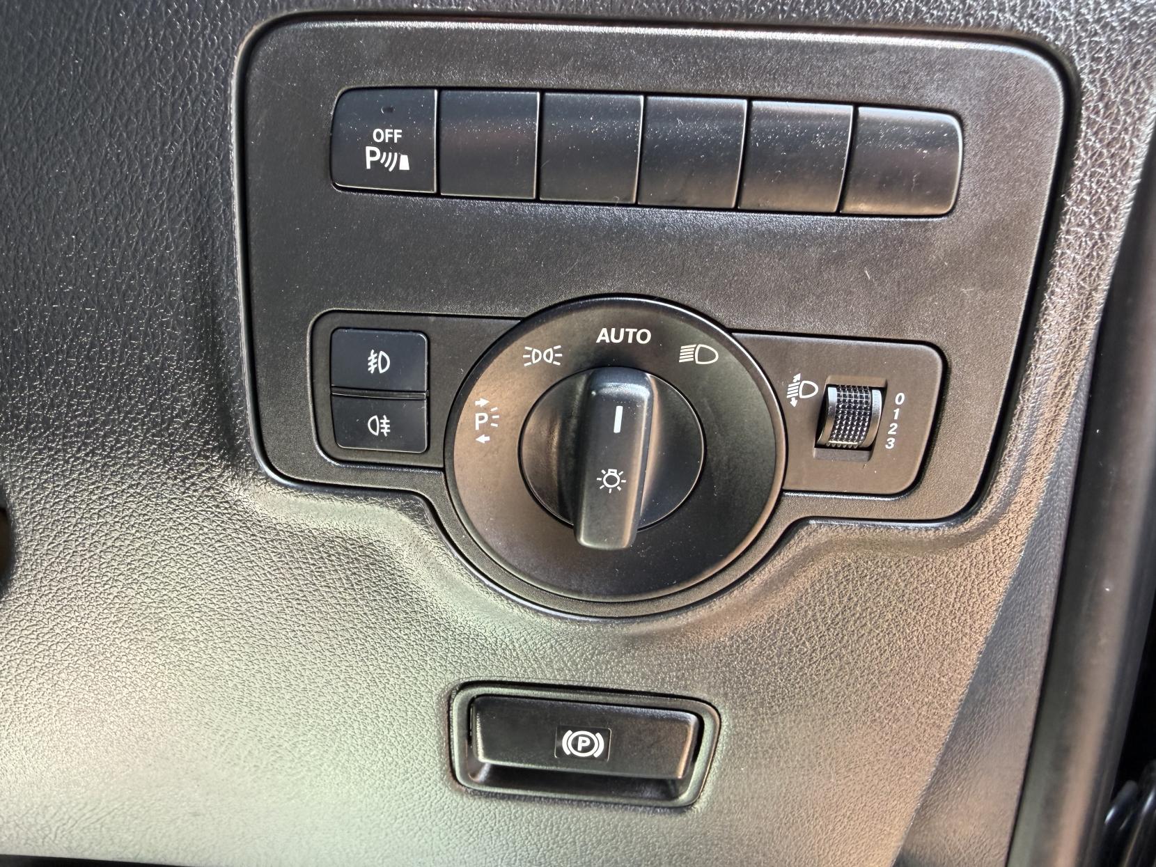 2020 Mercedes-Benz Vito 2.1 114 CDI Premium Panel Van 5dr Diesel G-Tronic+ RWD L2 Euro 6 (s/s) (136 ps) - Thumbnail 36