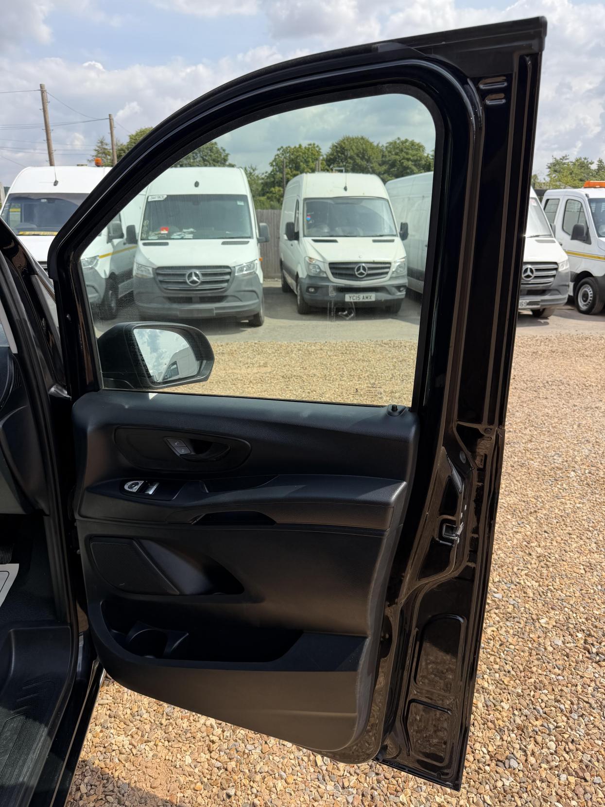 2020 Mercedes-Benz Vito 2.1 114 CDI Premium Panel Van 5dr Diesel G-Tronic+ RWD L2 Euro 6 (s/s) (136 ps) - Thumbnail 14