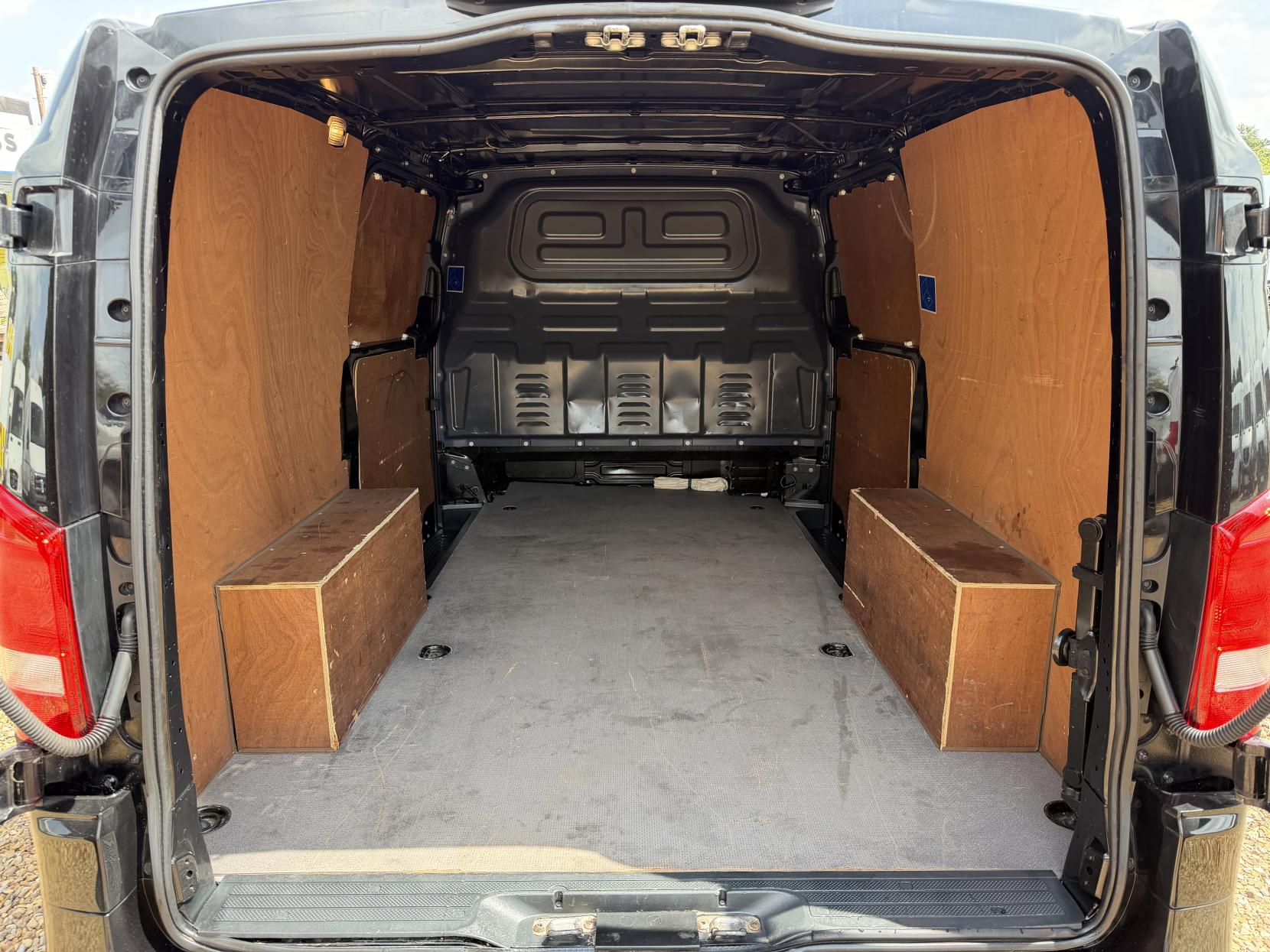 2020 Mercedes-Benz Vito 2.1 114 CDI Premium Panel Van 5dr Diesel G-Tronic+ RWD L2 Euro 6 (s/s) (136 ps) - Thumbnail 3