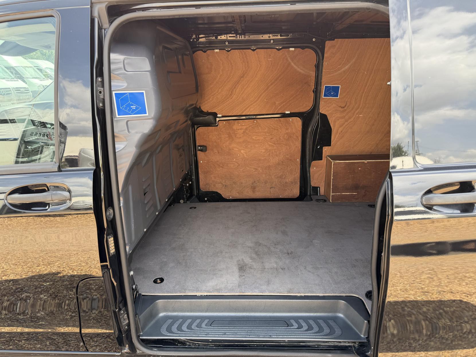 2020 Mercedes-Benz Vito 2.1 114 CDI Premium Panel Van 5dr Diesel G-Tronic+ RWD L2 Euro 6 (s/s) (136 ps) - Thumbnail 18