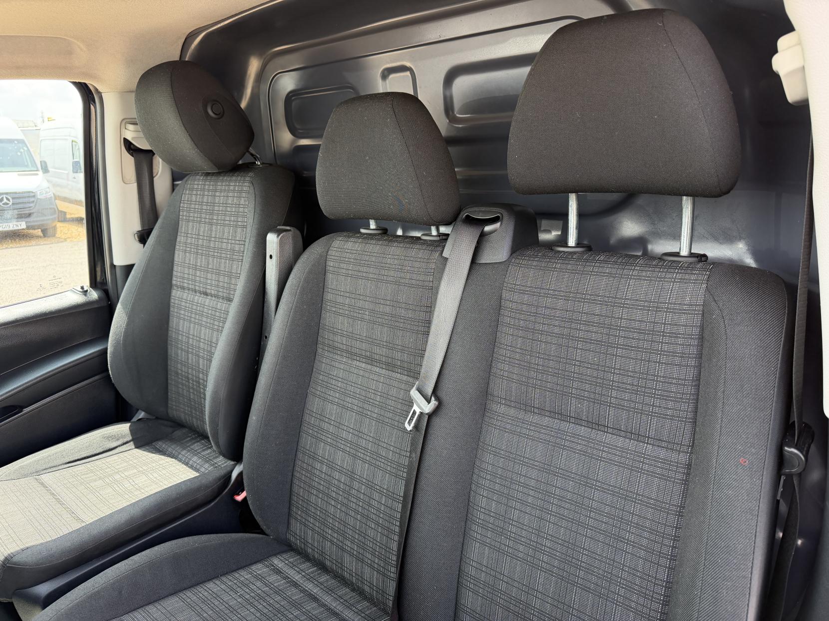 2020 Mercedes-Benz Vito 2.1 114 CDI Premium Panel Van 5dr Diesel G-Tronic+ RWD L2 Euro 6 (s/s) (136 ps) - Thumbnail 19