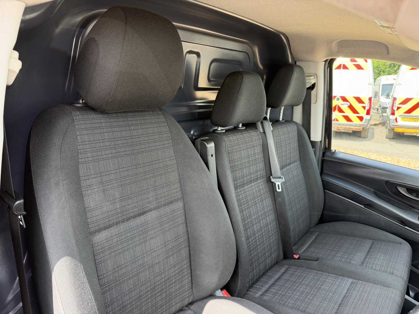 2020 Mercedes-Benz Vito 2.1 114 CDI Premium Panel Van 5dr Diesel G-Tronic+ RWD L2 Euro 6 (s/s) (136 ps) - Thumbnail 16