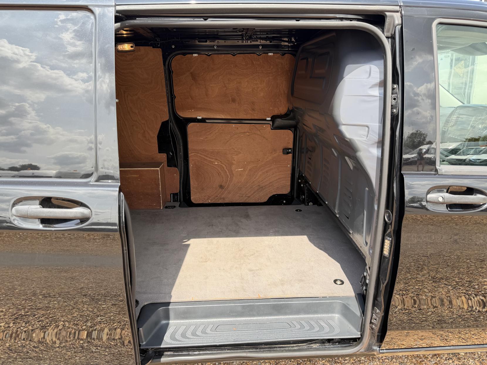 2020 Mercedes-Benz Vito 2.1 114 CDI Premium Panel Van 5dr Diesel G-Tronic+ RWD L2 Euro 6 (s/s) (136 ps) - Thumbnail 26