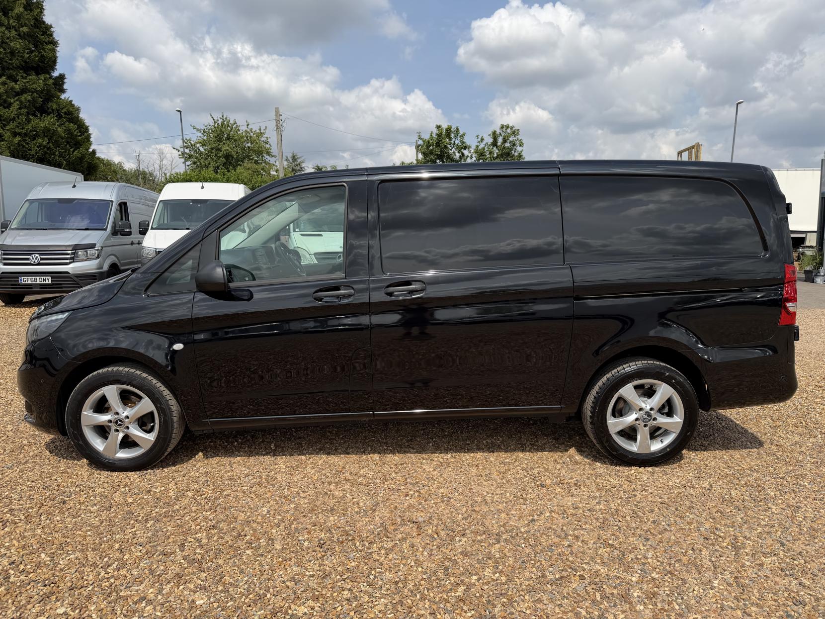 2020 Mercedes-Benz Vito 2.1 114 CDI Premium Panel Van 5dr Diesel G-Tronic+ RWD L2 Euro 6 (s/s) (136 ps) - Thumbnail 8