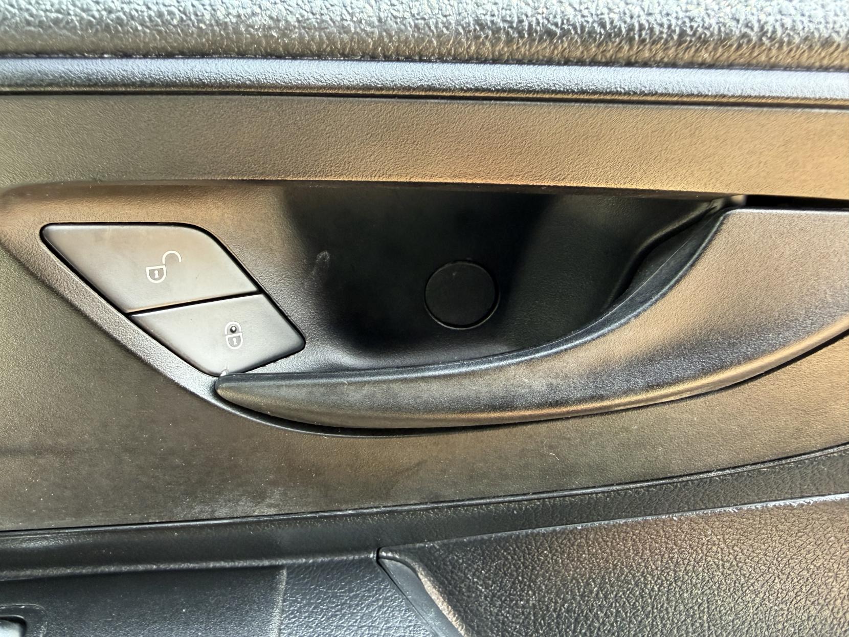 2020 Mercedes-Benz Vito 2.1 114 CDI Premium Panel Van 5dr Diesel G-Tronic+ RWD L2 Euro 6 (s/s) (136 ps) - Thumbnail 37