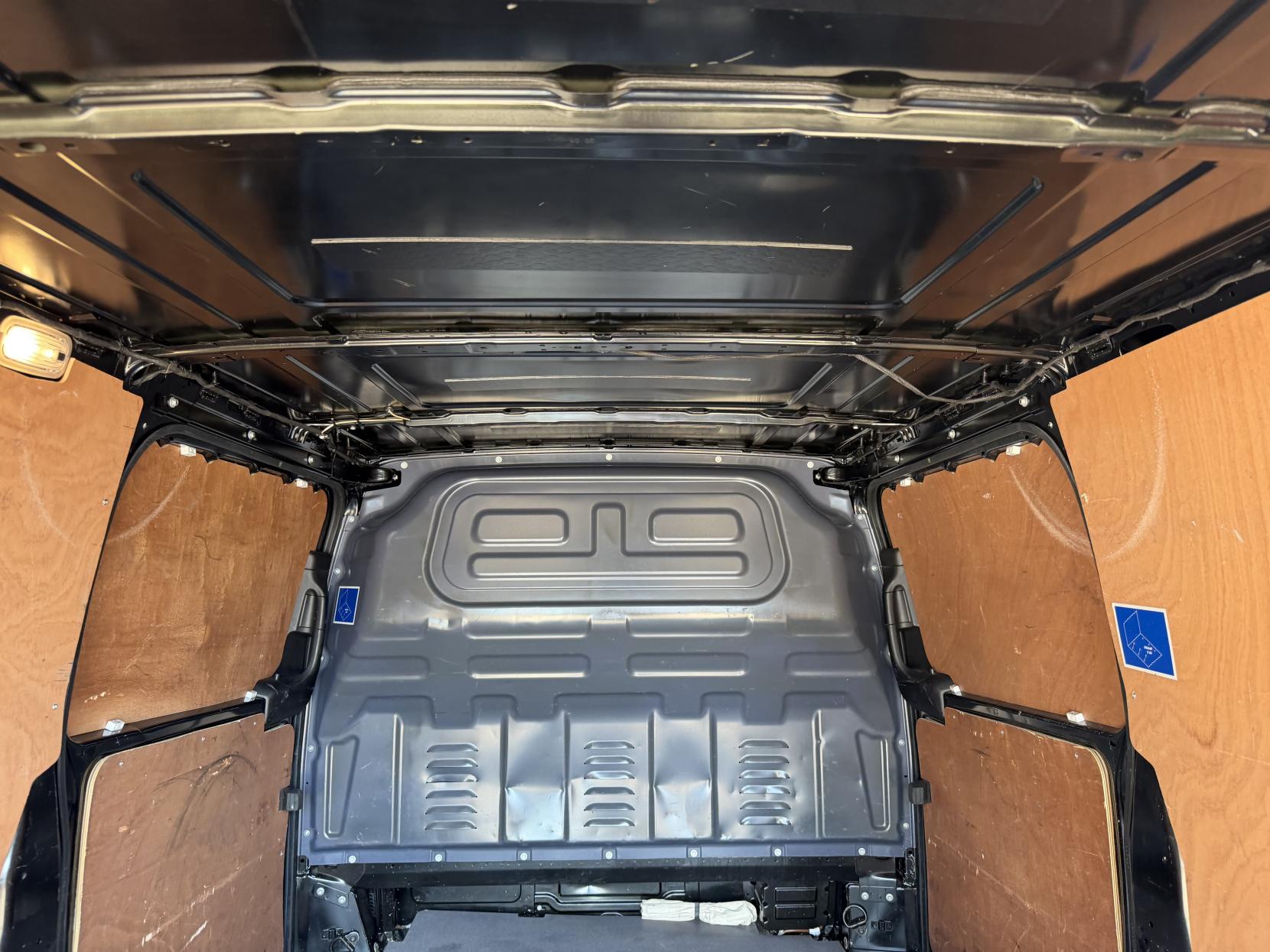 2020 Mercedes-Benz Vito 2.1 114 CDI Premium Panel Van 5dr Diesel G-Tronic+ RWD L2 Euro 6 (s/s) (136 ps) - Thumbnail 33