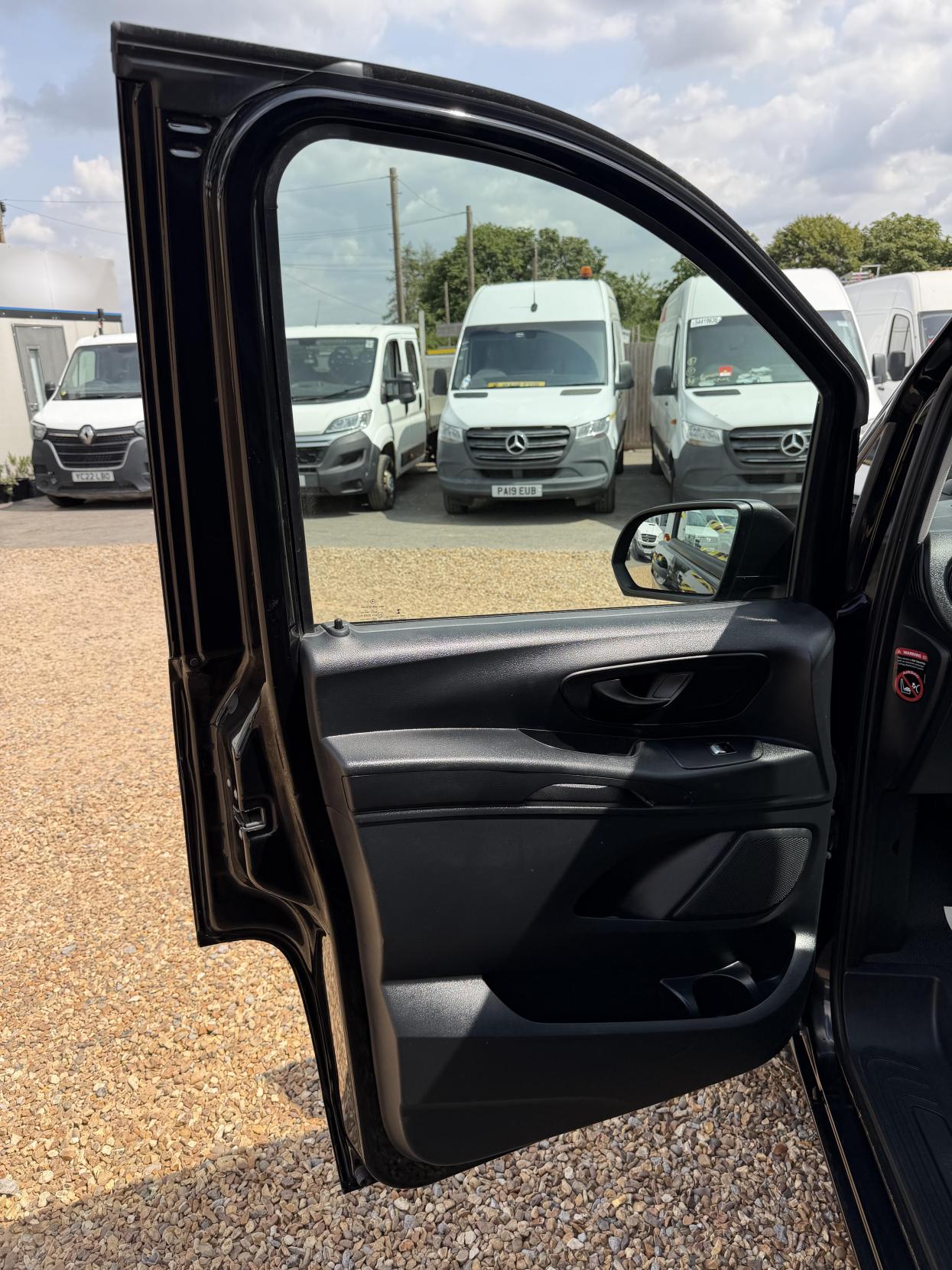 2020 Mercedes-Benz Vito 2.1 114 CDI Premium Panel Van 5dr Diesel G-Tronic+ RWD L2 Euro 6 (s/s) (136 ps) - Thumbnail 15