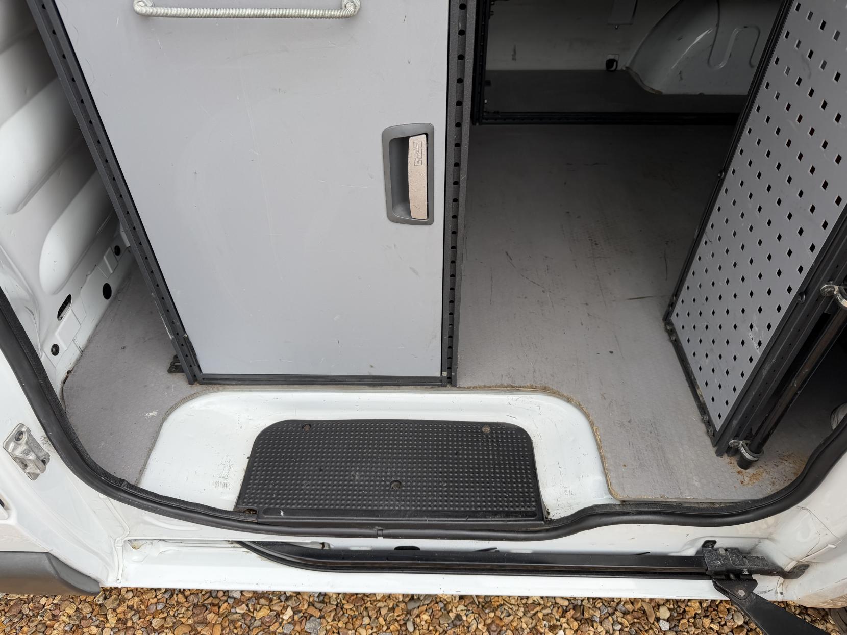 2013 Vauxhall Vivaro 2.0 2900 CDTi ecoFLEX Panel Van 4dr Diesel Manual FWD L1 (180 g/km, 113 bhp) - Thumbnail 30