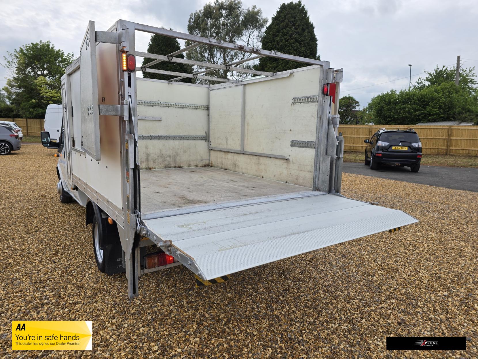 Ford Transit Transit 2.2 TDCi 350 Chassis Cab 4dr Diesel Manual RWD L4 (DRW) (123 bhp)