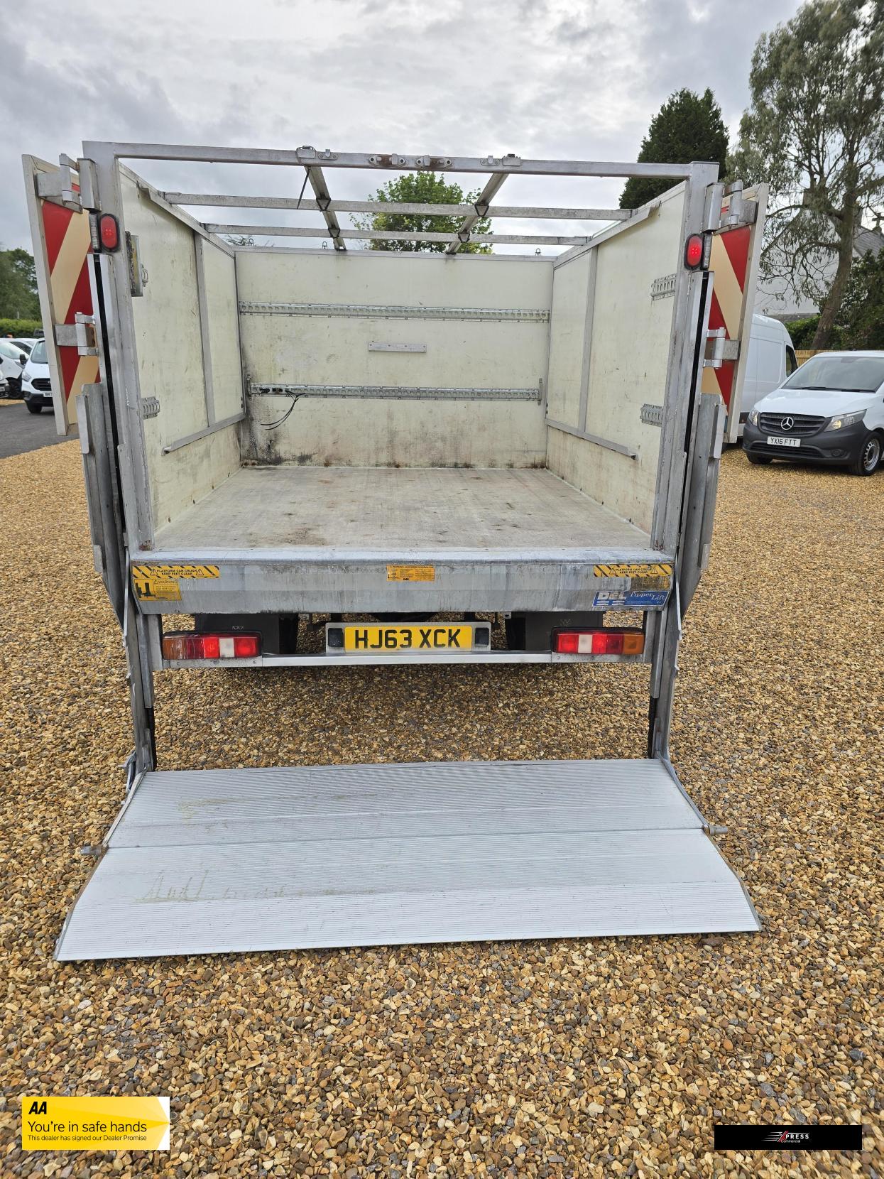 Ford Transit Transit 2.2 TDCi 350 Chassis Cab 4dr Diesel Manual RWD L4 (DRW) (123 bhp)