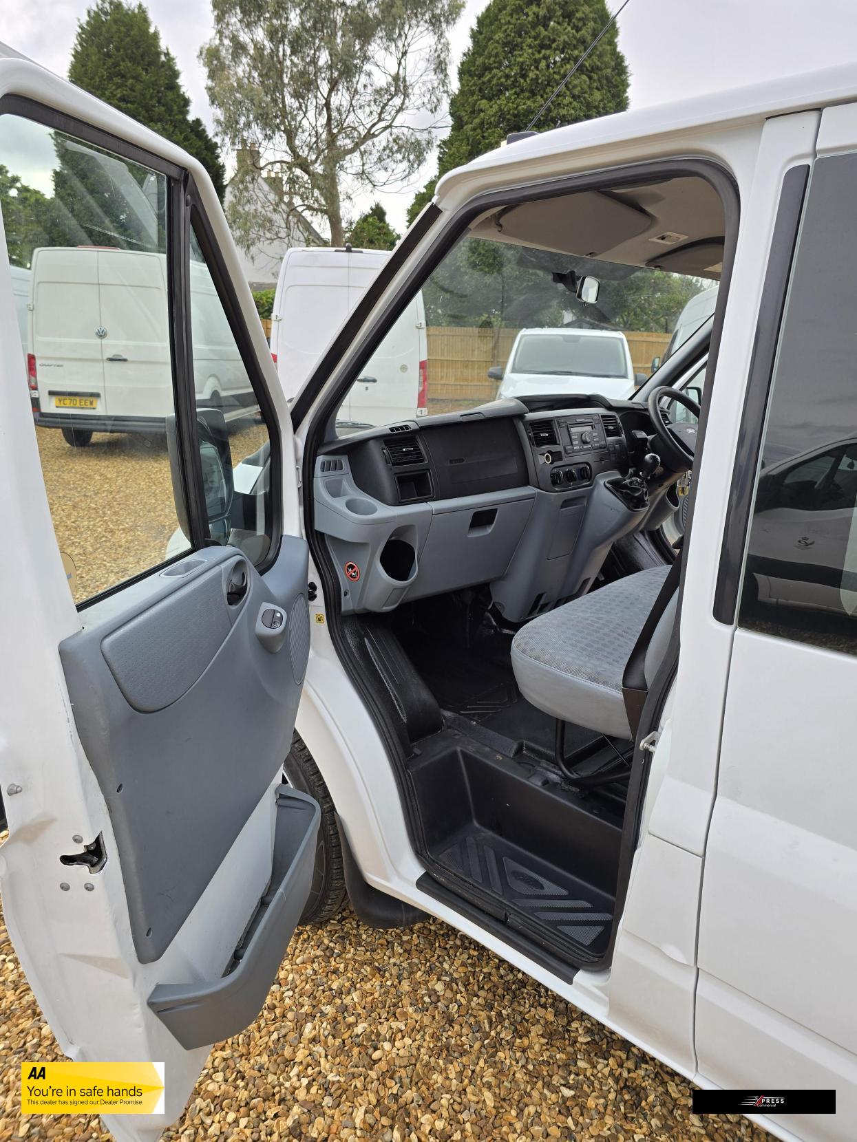 Ford Transit Transit 2.2 TDCi 350 Chassis Cab 4dr Diesel Manual RWD L4 (DRW) (123 bhp)