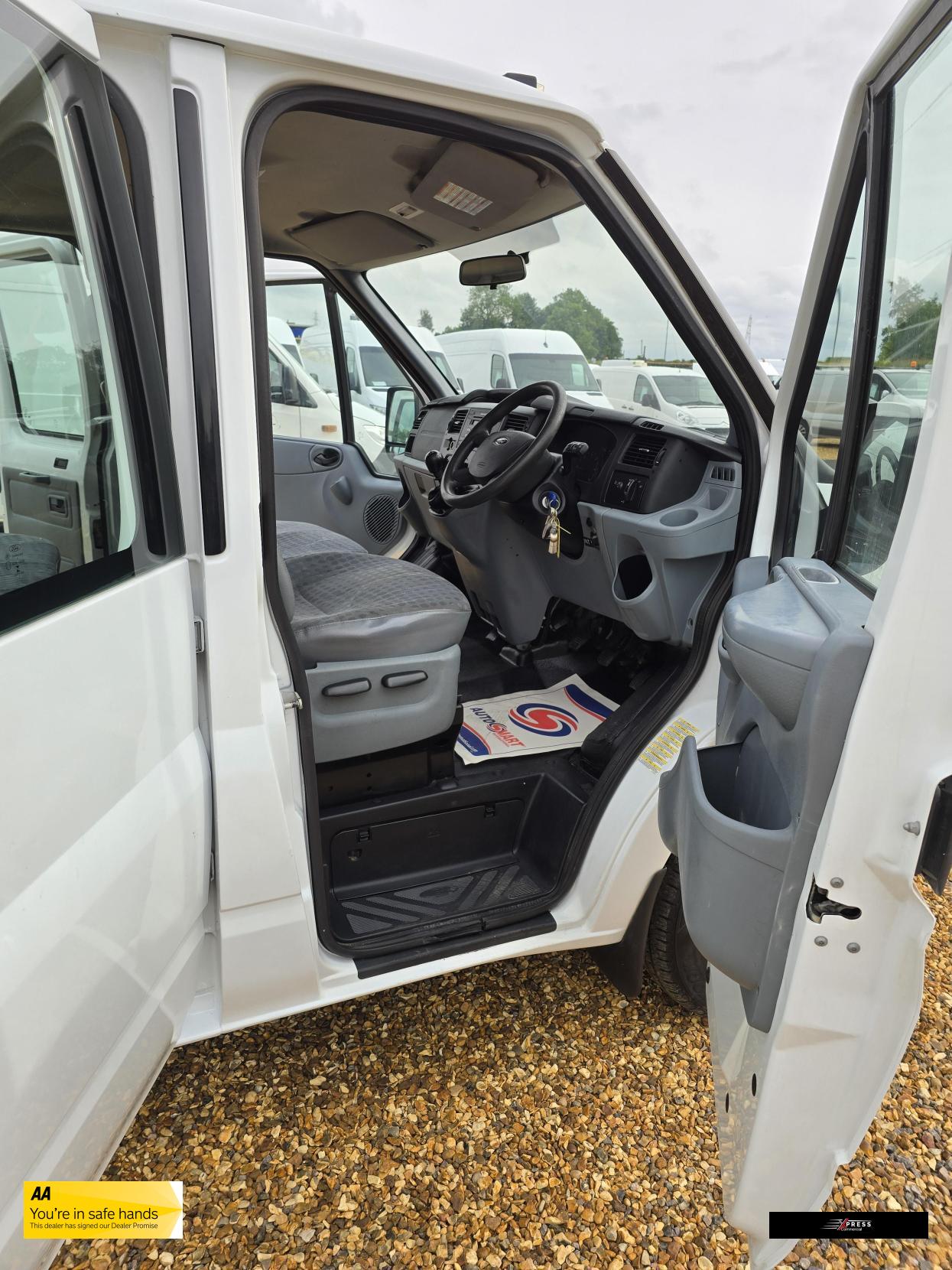 Ford Transit Transit 2.2 TDCi 350 Chassis Cab 4dr Diesel Manual RWD L4 (DRW) (123 bhp)