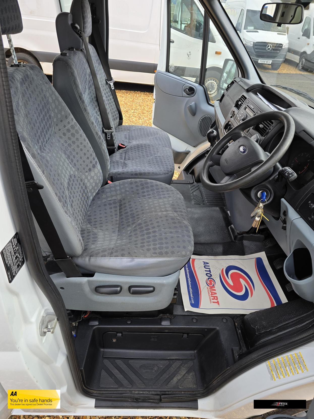 Ford Transit Transit 2.2 TDCi 350 Chassis Cab 4dr Diesel Manual RWD L4 (DRW) (123 bhp)